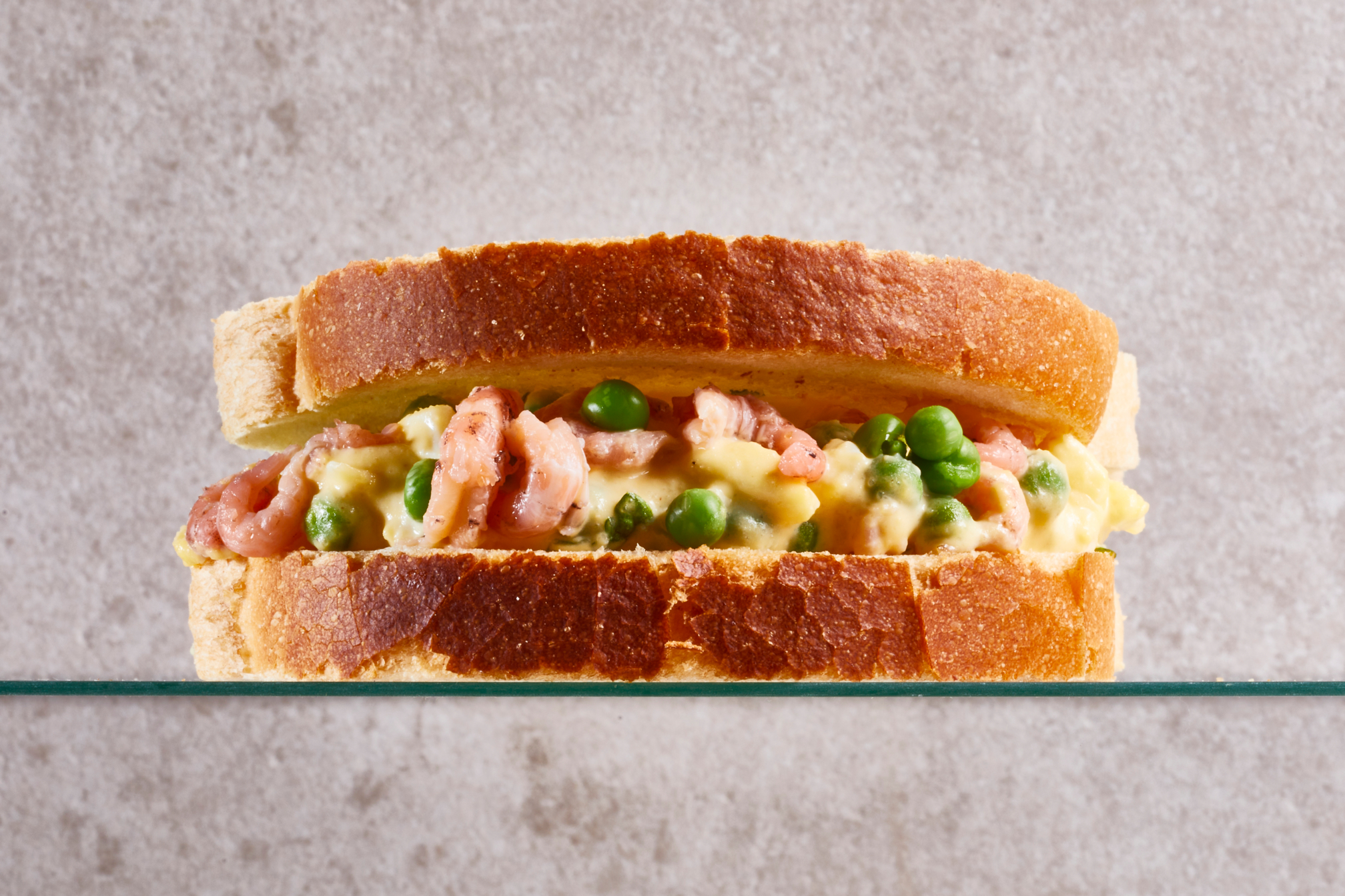 Sandwich doperwten-eiersalade met garnalen