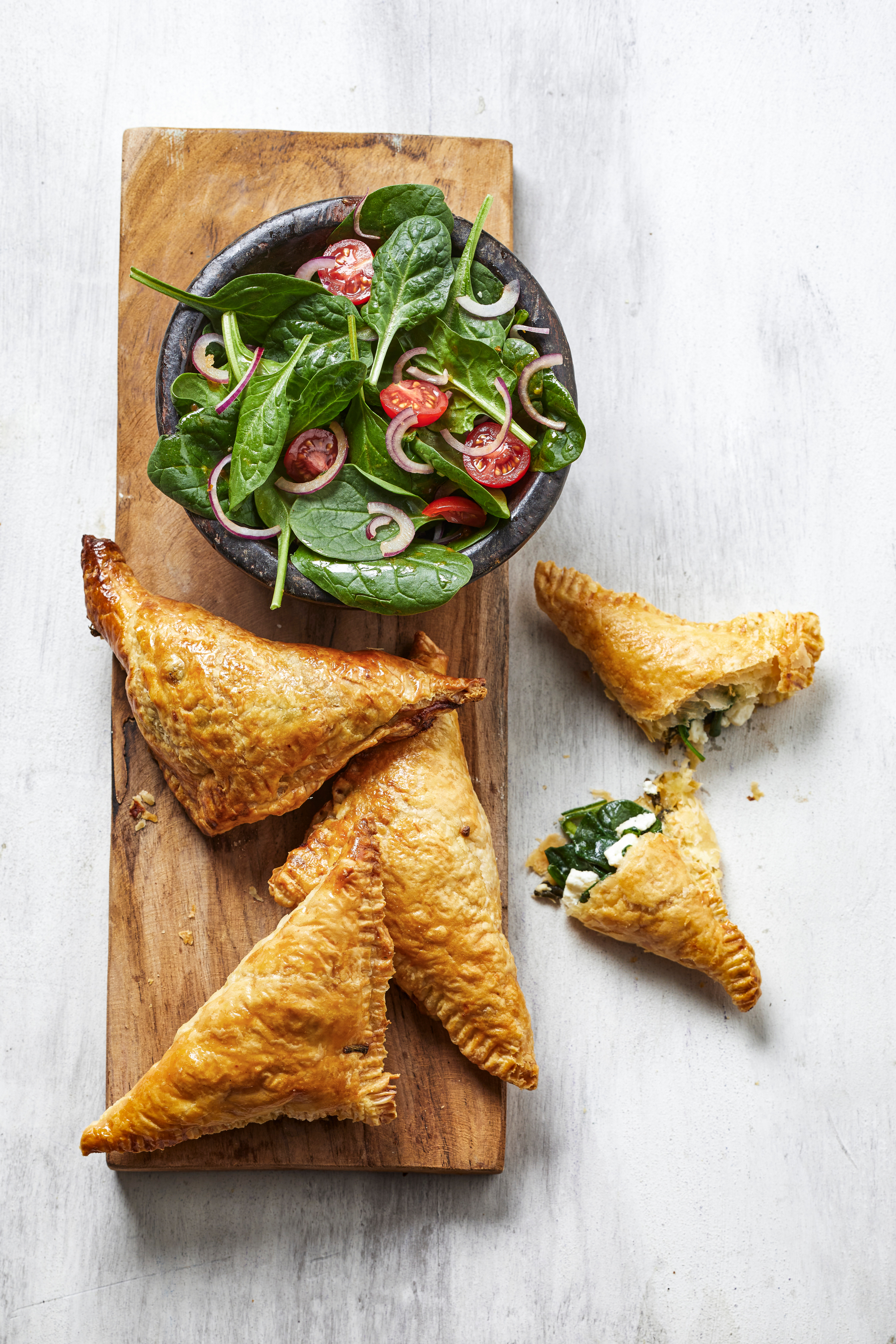 Spanakopita-pasteitjes met spinaziesalade