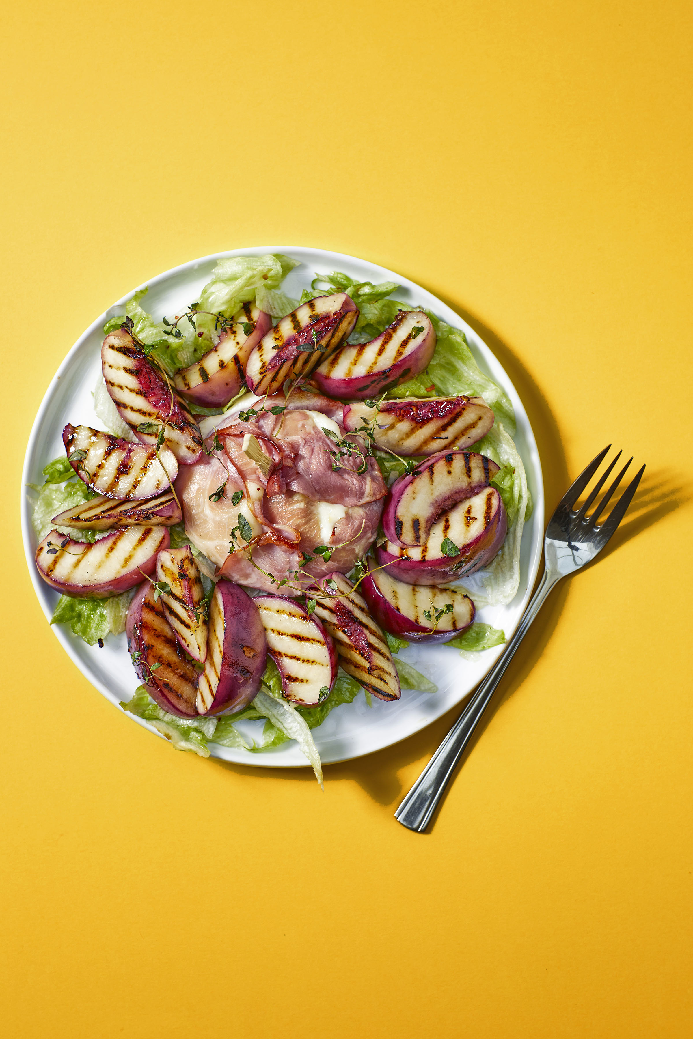 Gegrilde nectarine met mozzarella en spek