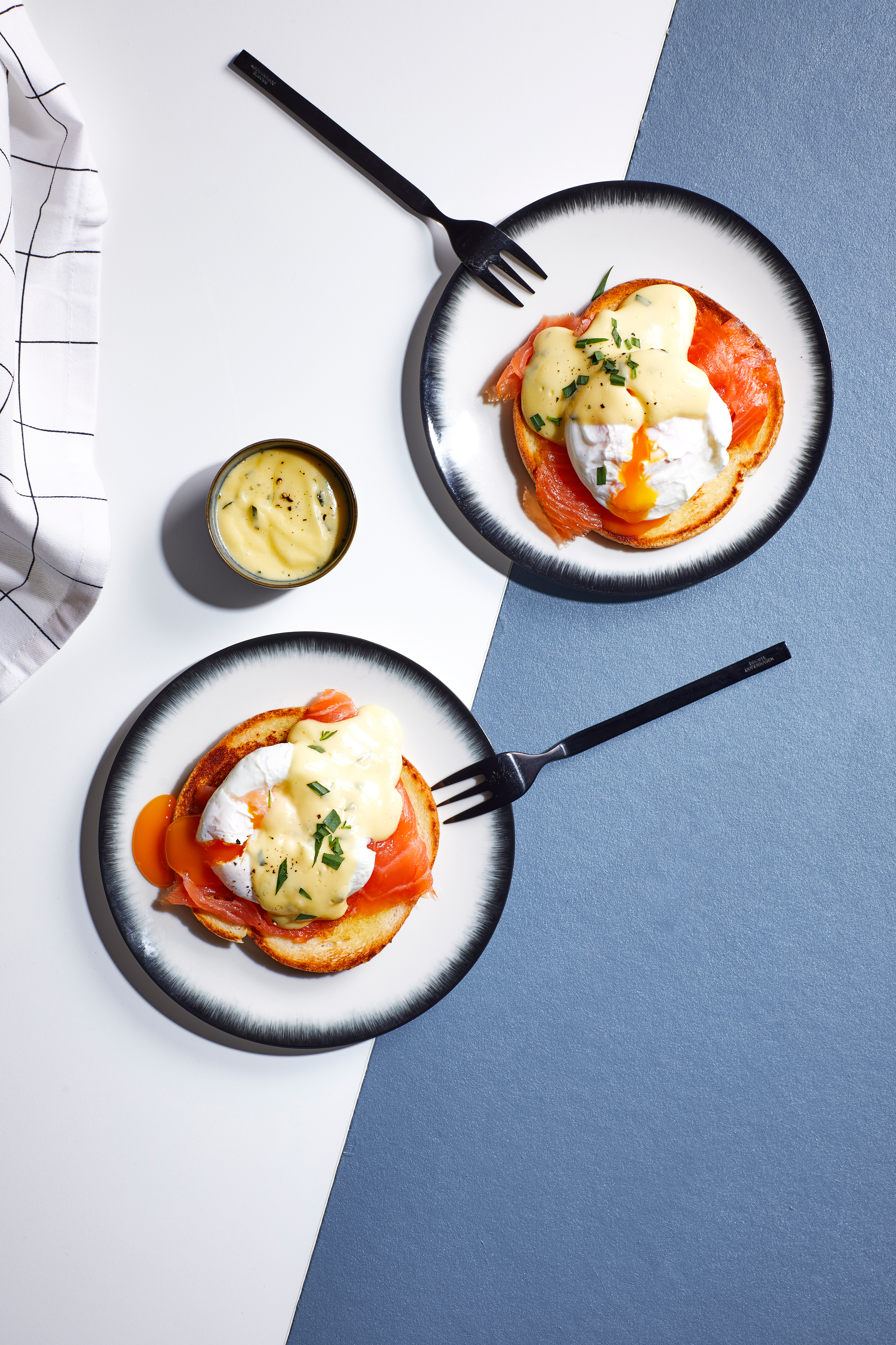 Eggs benedict met gerookte zalm en bearnaisesaus