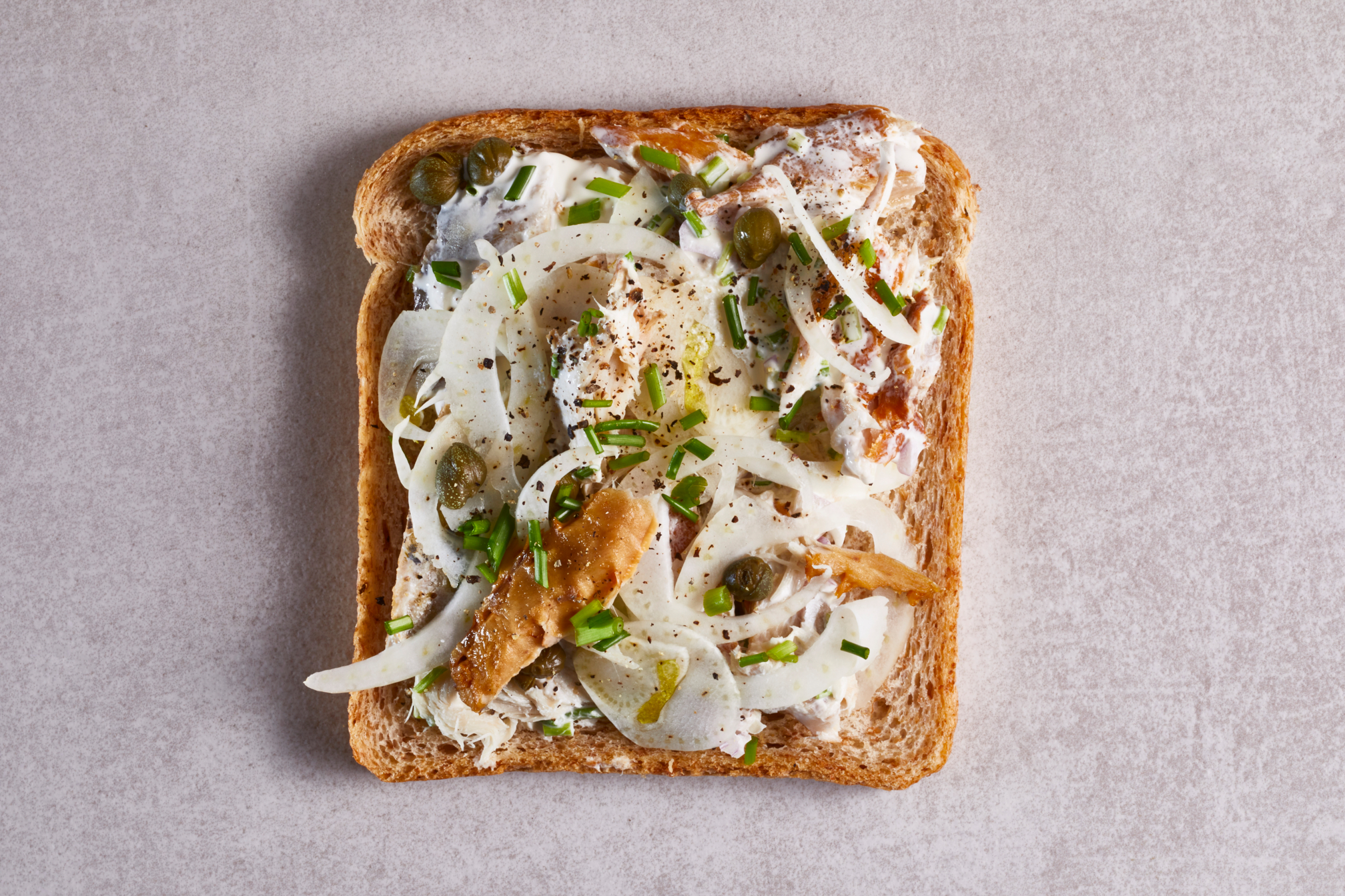 Sandwich gerookte makreel met venkel