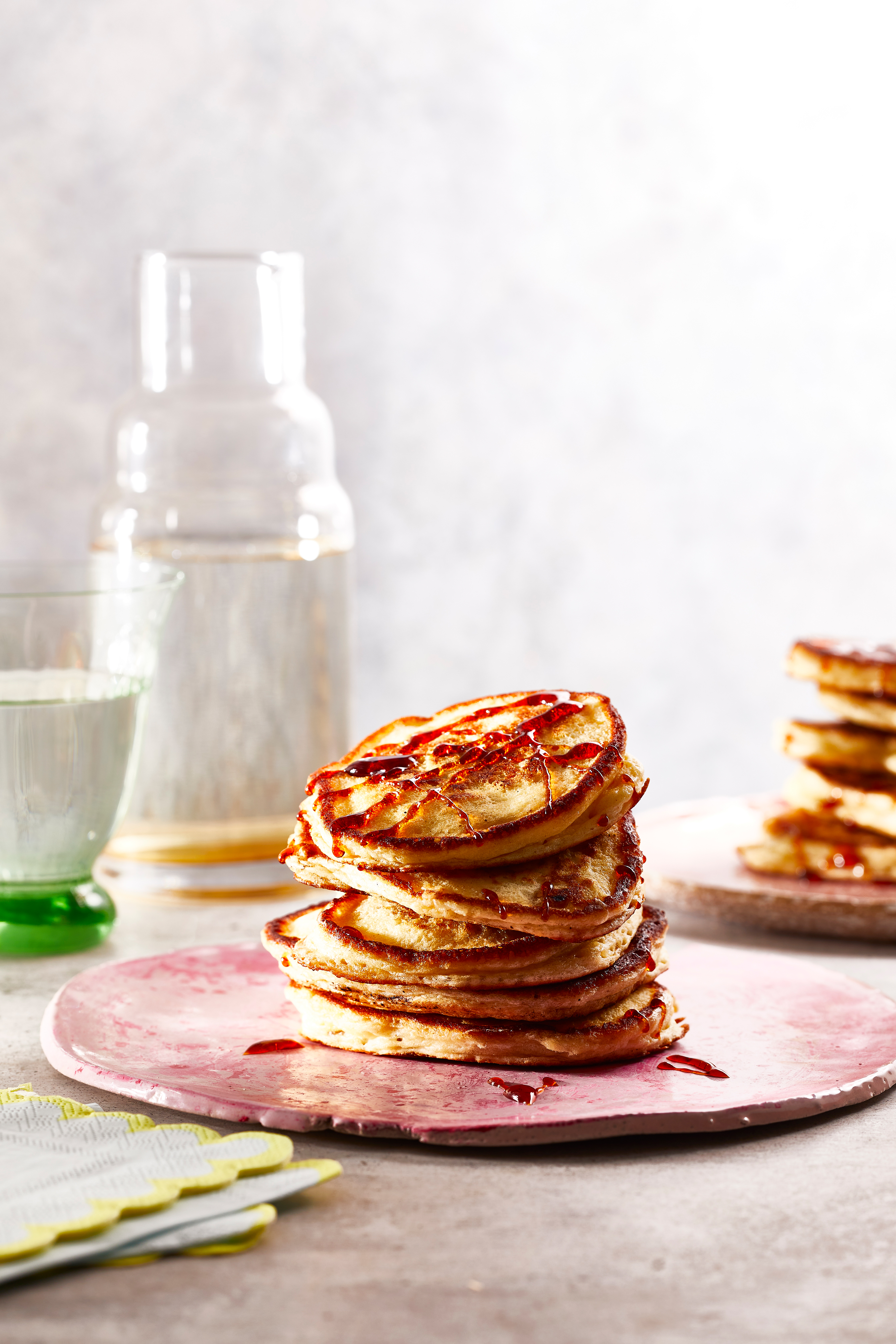 American pancakes met rozijnen en pecannoten