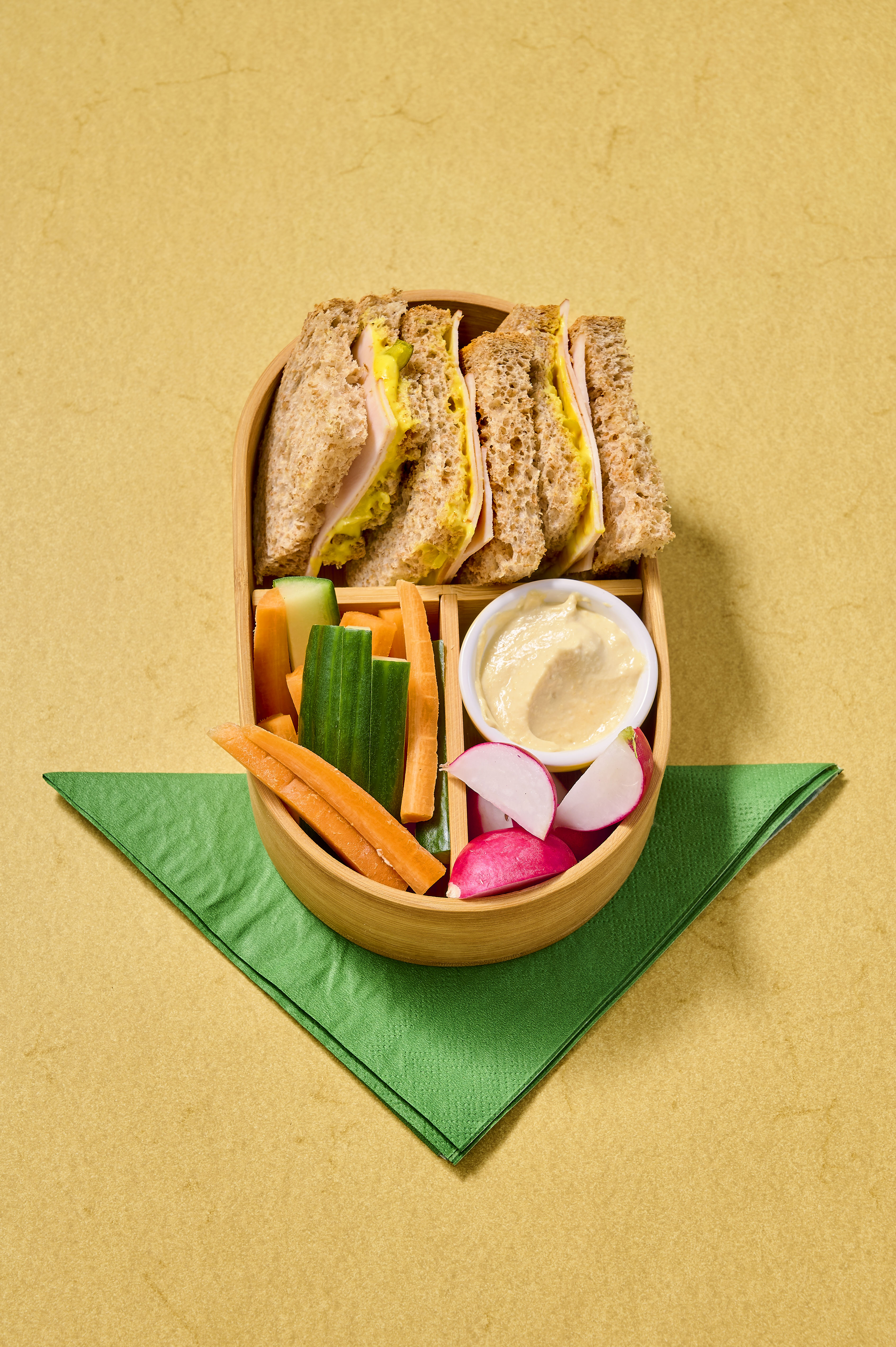 Sandwich gerookte kipfilet met piccalilly-mayo