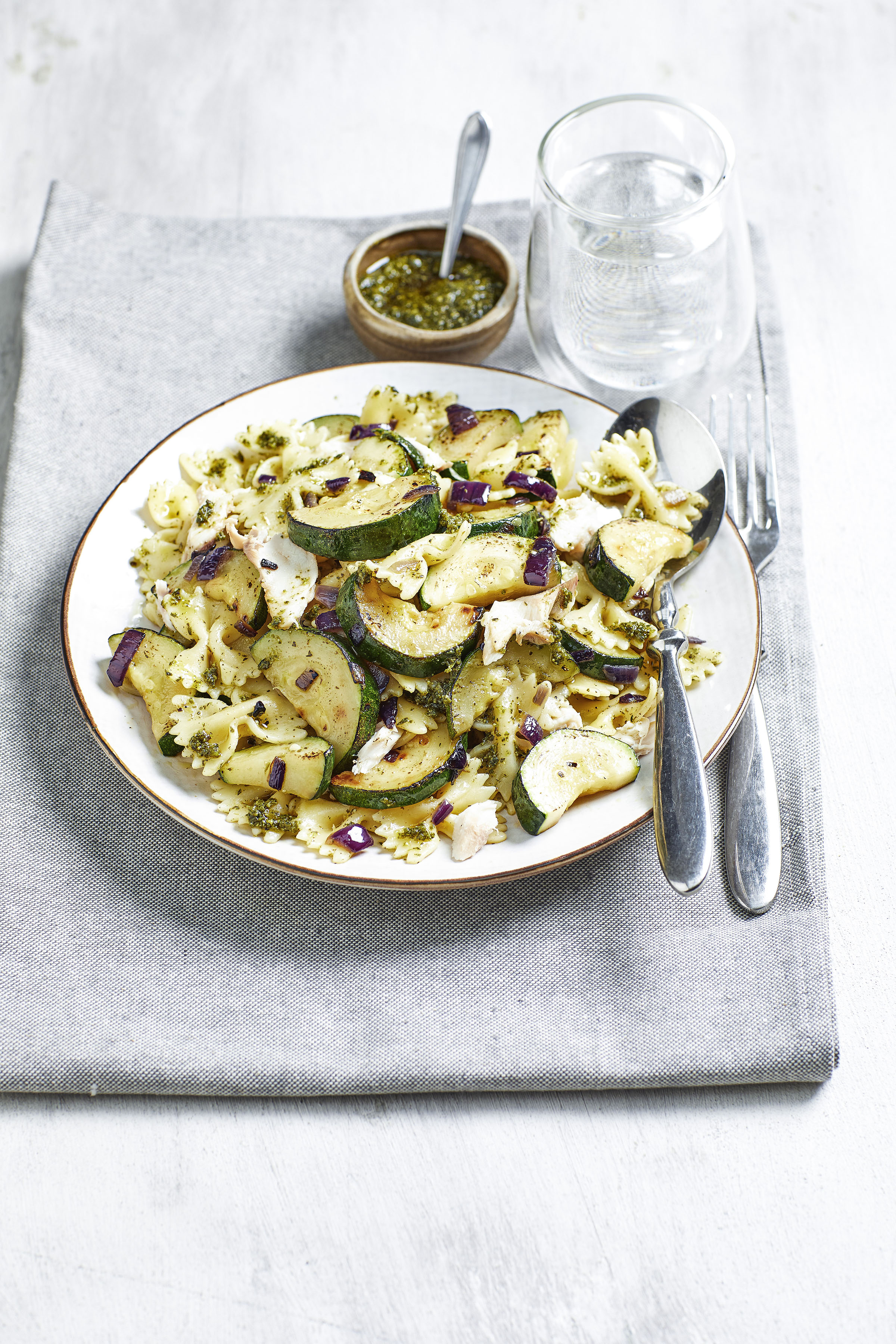 Farfalle met courgette en makreel