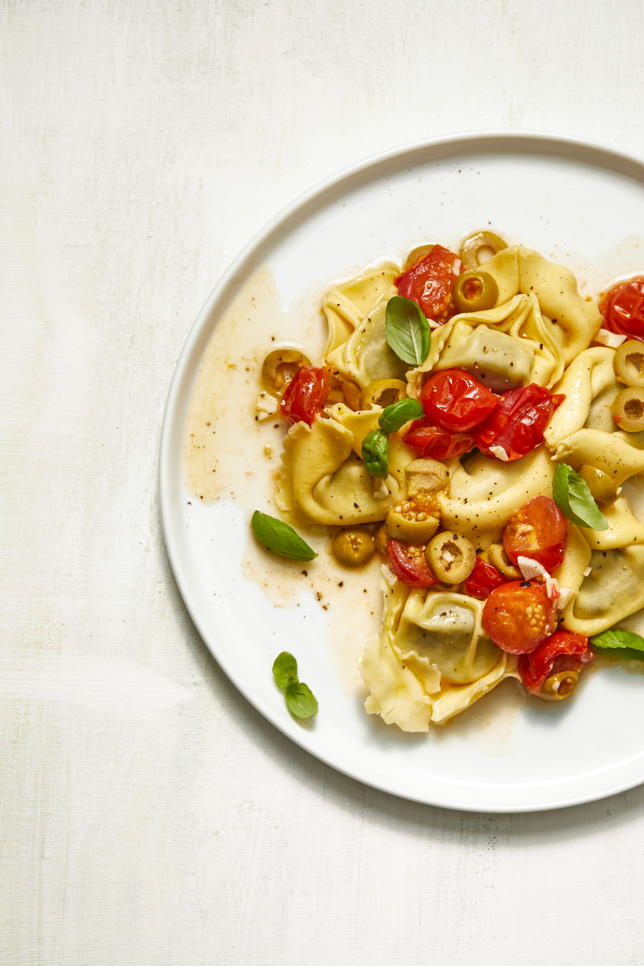 Tortellini met tomaat-olijvensaus