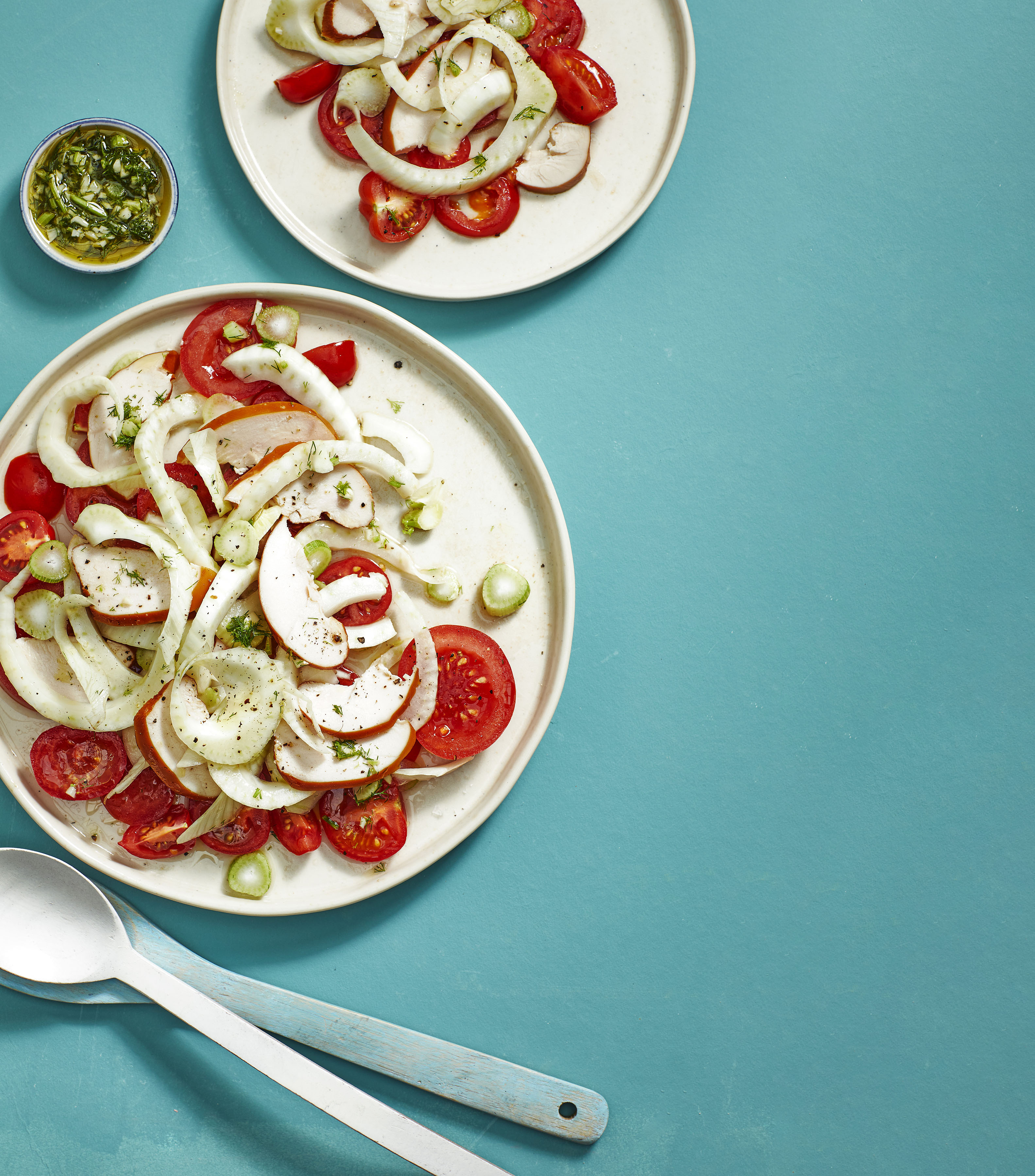 Tomatensalade met gemarineerde venkel en gerookte kip