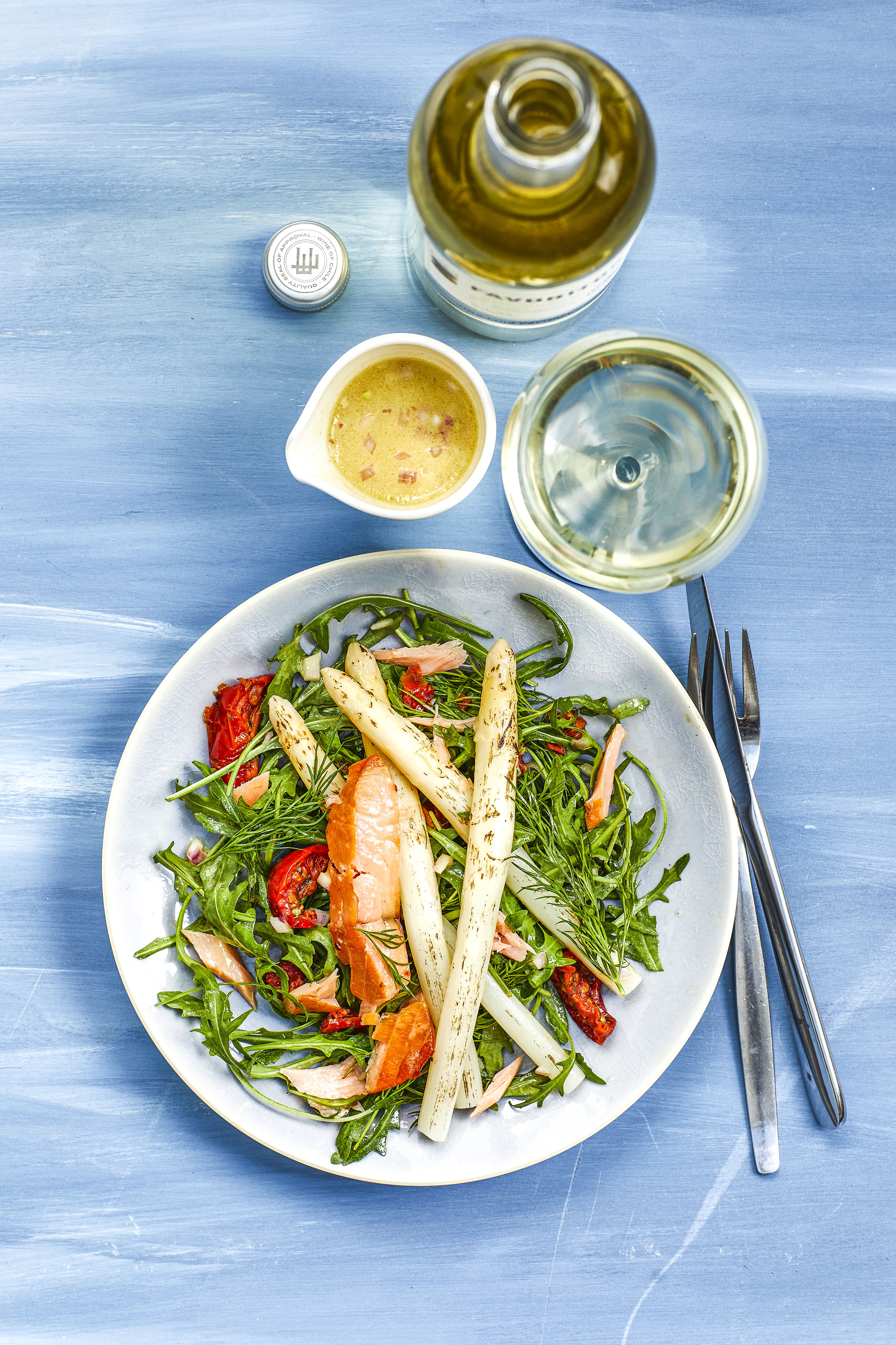 Salade van gegrilde asperges en warmgerookte zalm