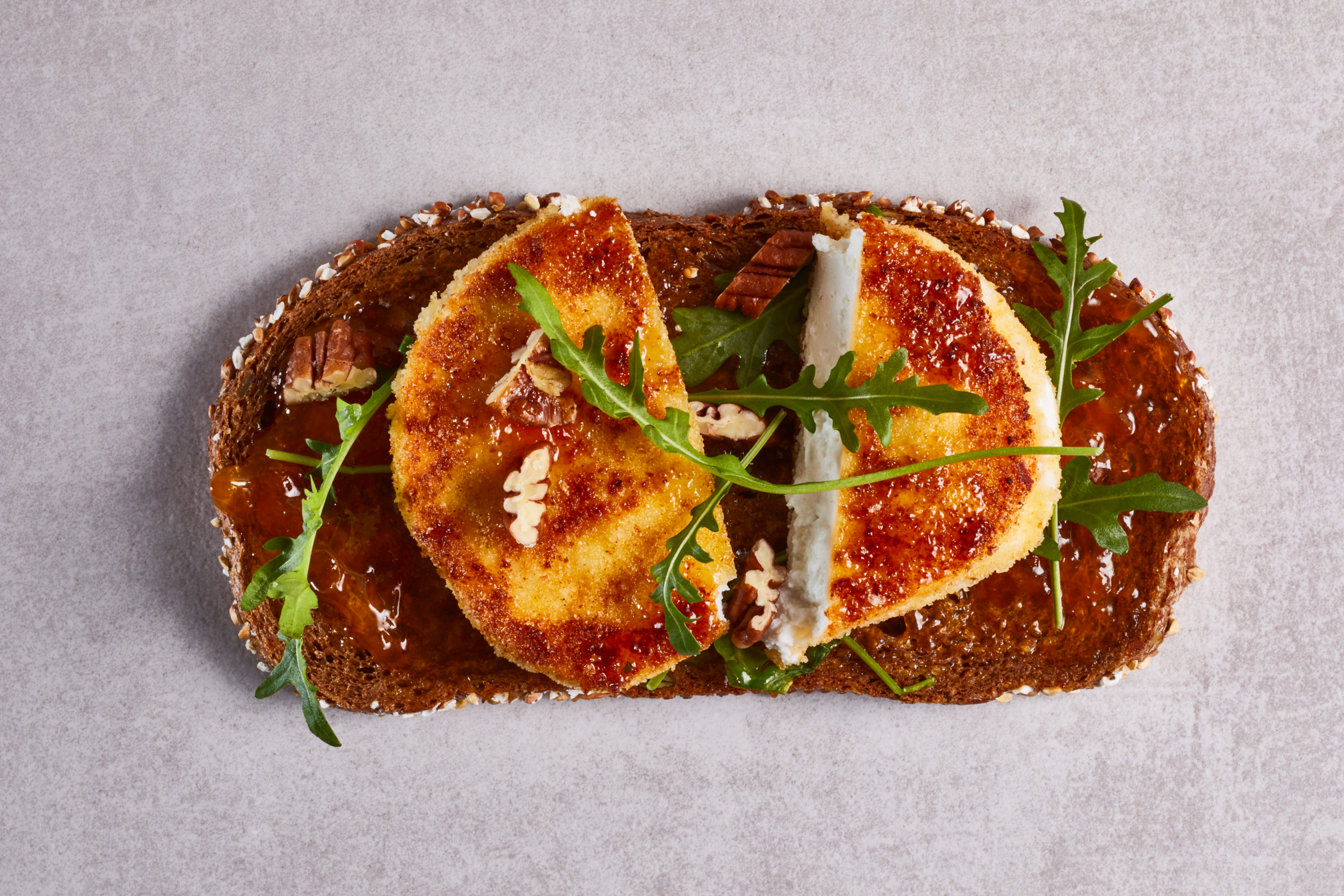 Sandwich gebakken geitenkaas met abrikozenjam