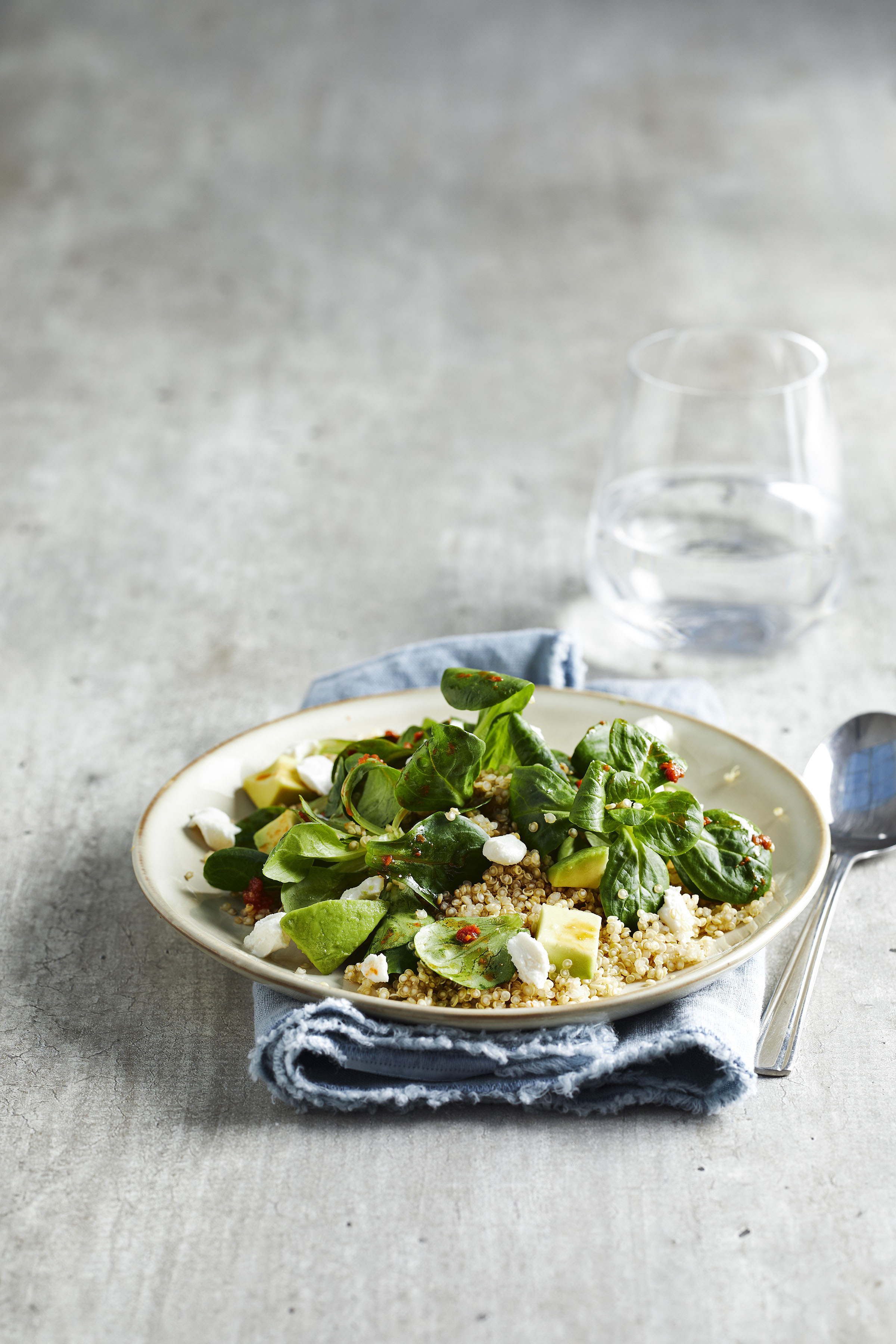 Quinoa-salade met avocado en geitenkaas