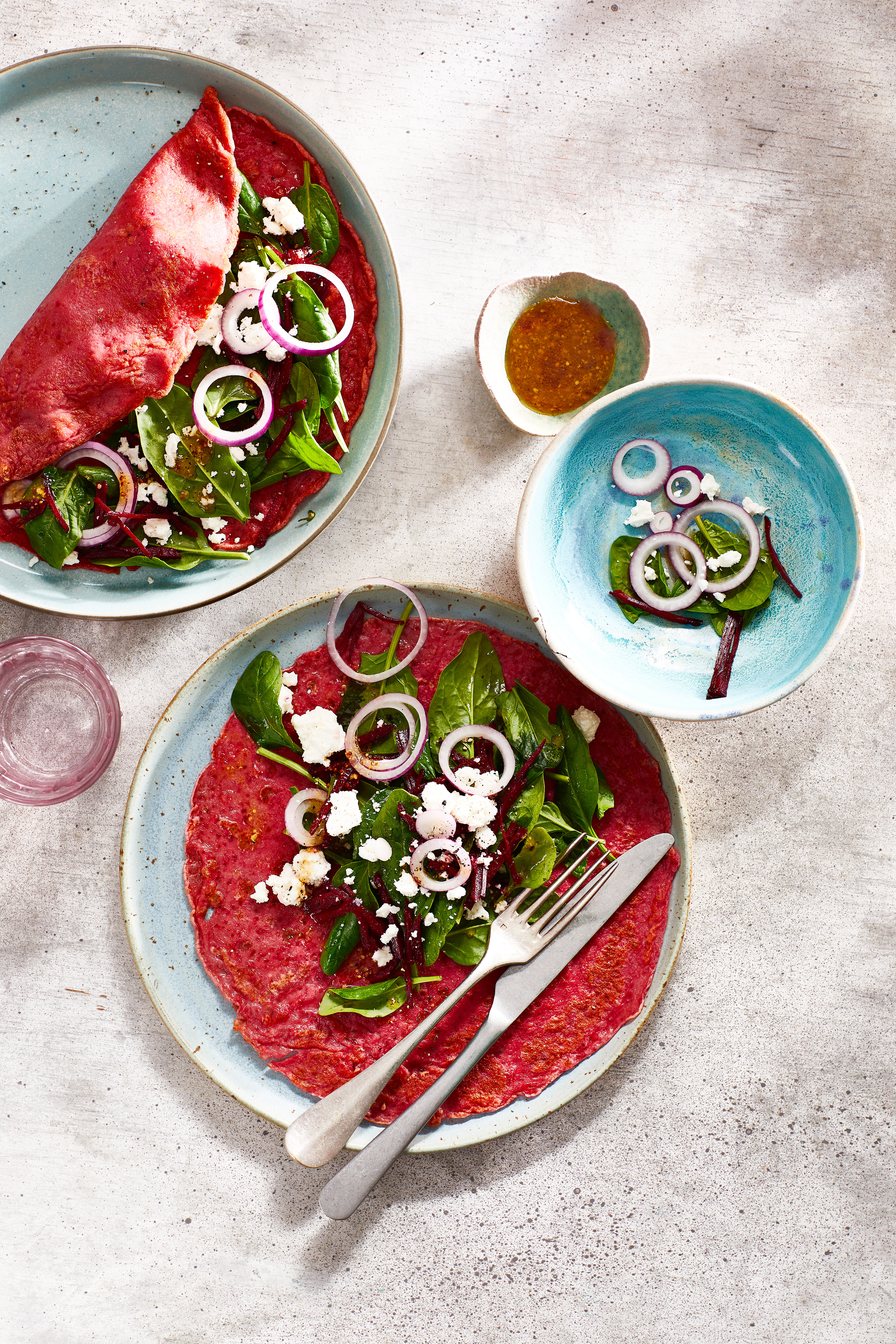 Poolse nalesniki met spinaziesalade