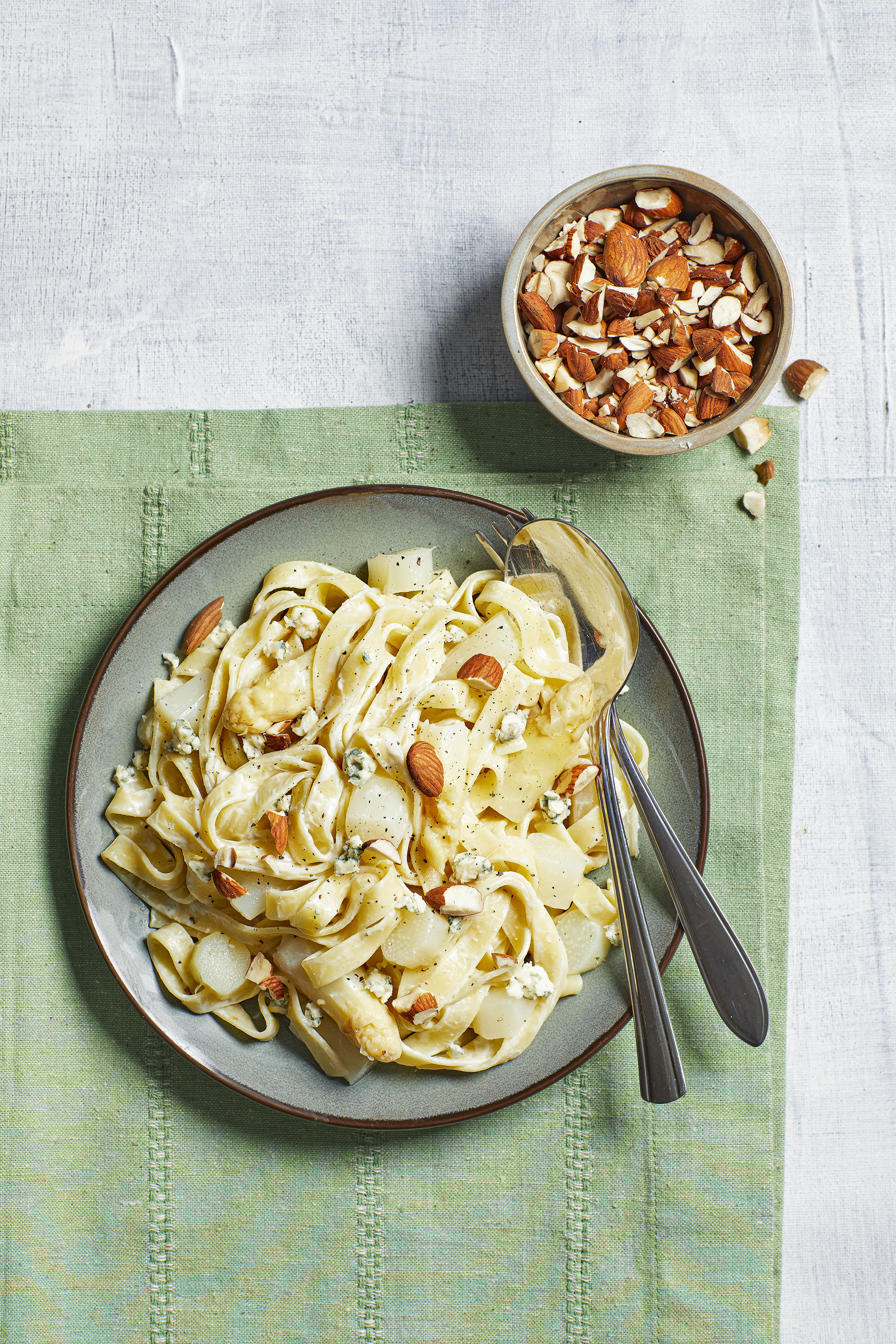 Tagliatelle met asperges, blauwe kaas en amandelen