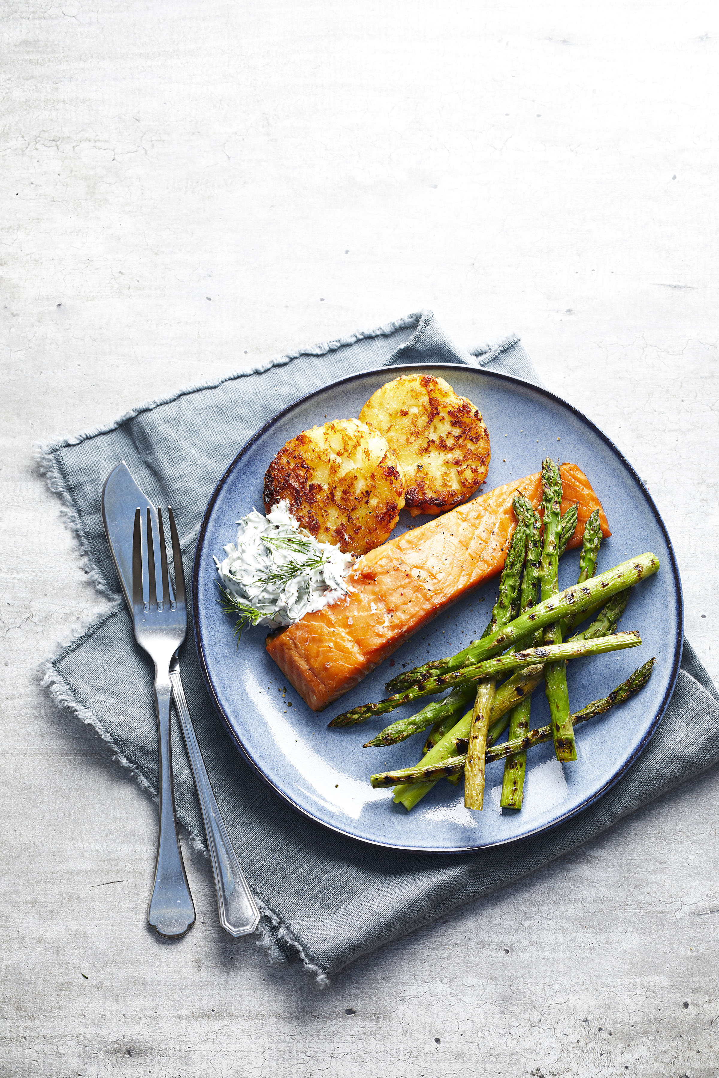 Rösti met warmgerookte zalm en gegrilde asperges