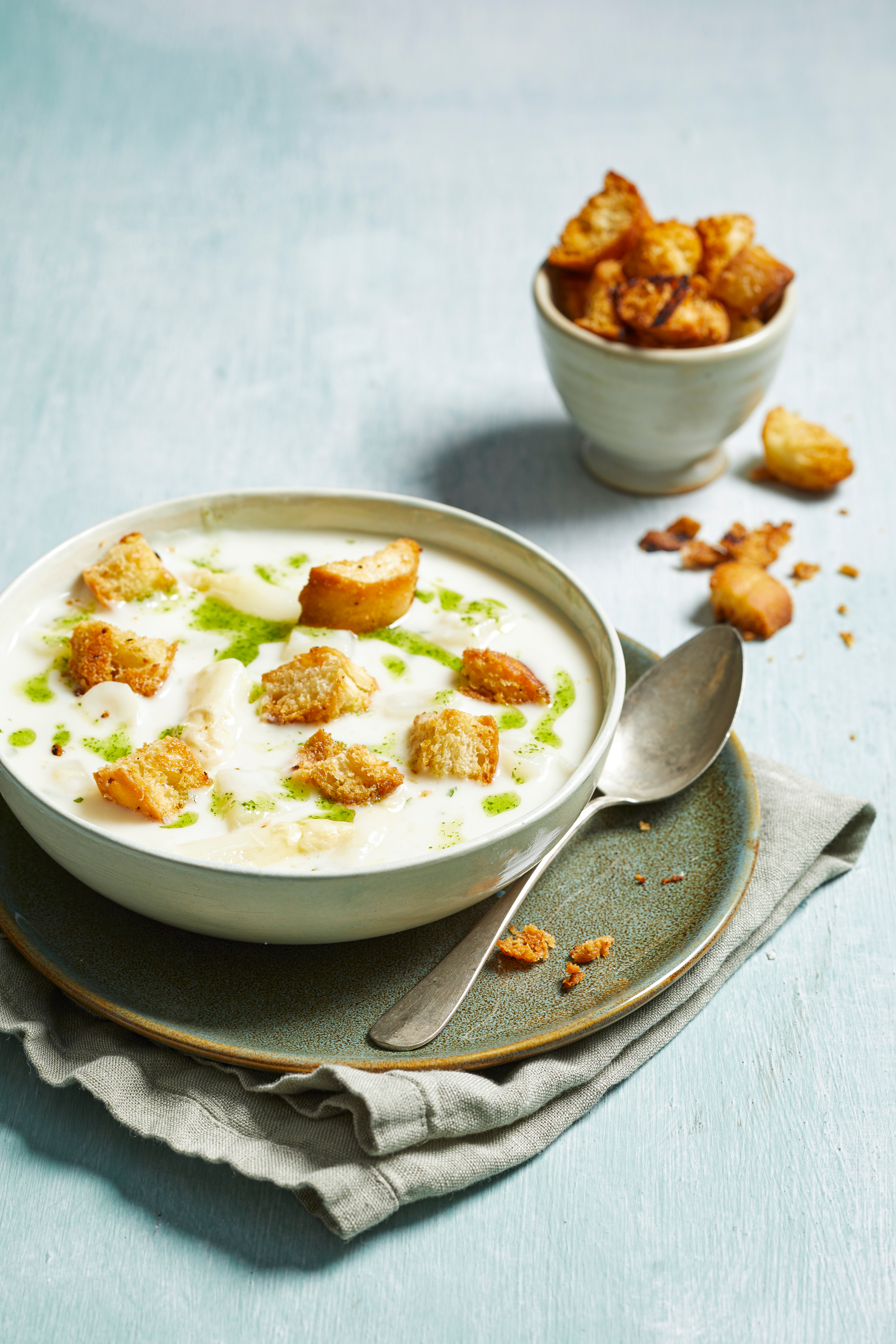 Aspergesoep met peterselie-olie en knoflookcroutons