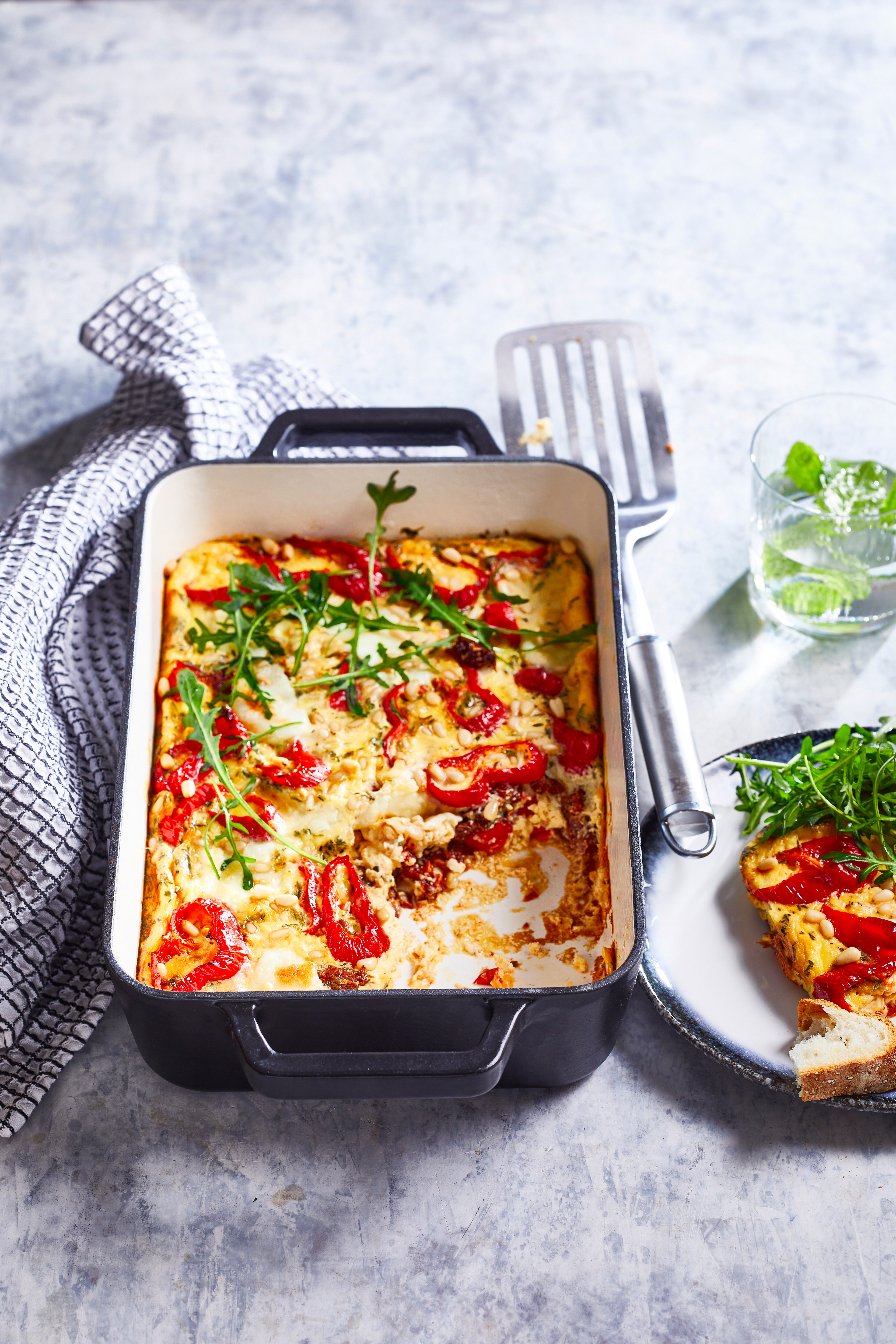 Ovenfrittata met zongedroogde tomaatjes en mozzarella