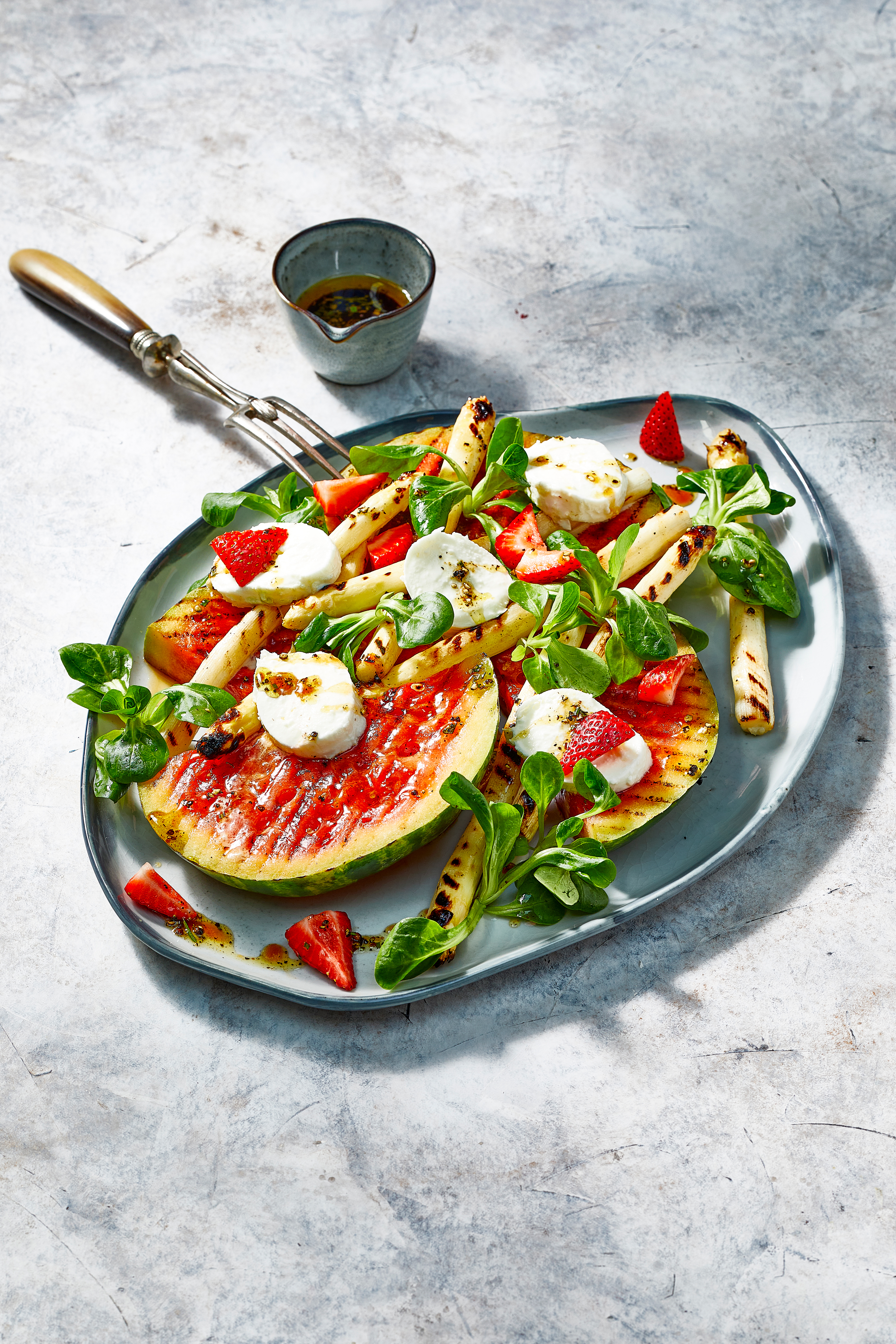 Gegrilde watermeloen en asperges met mozzarella
