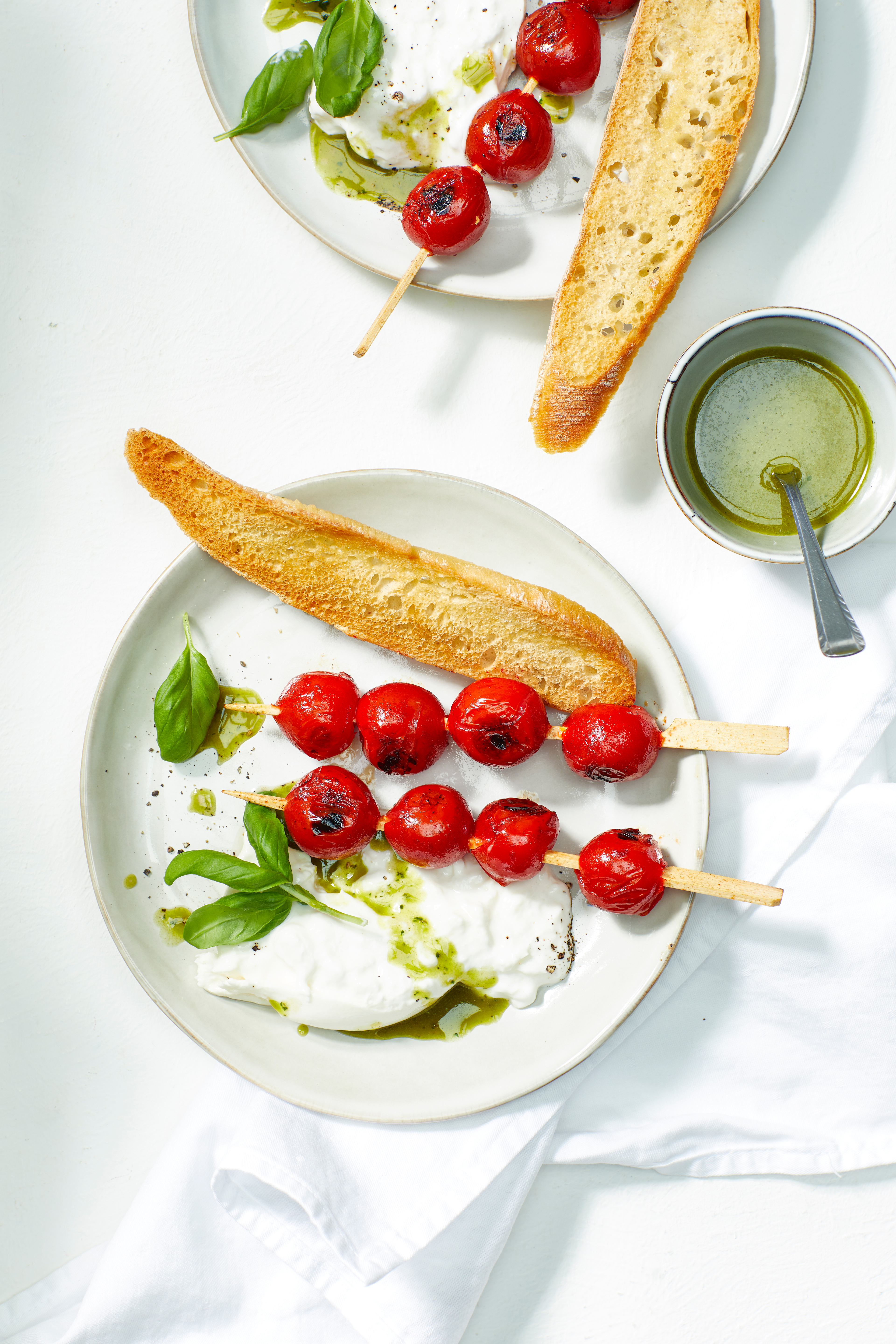 Gegrilde tomatenspiesjes met burrata en basilicumolie