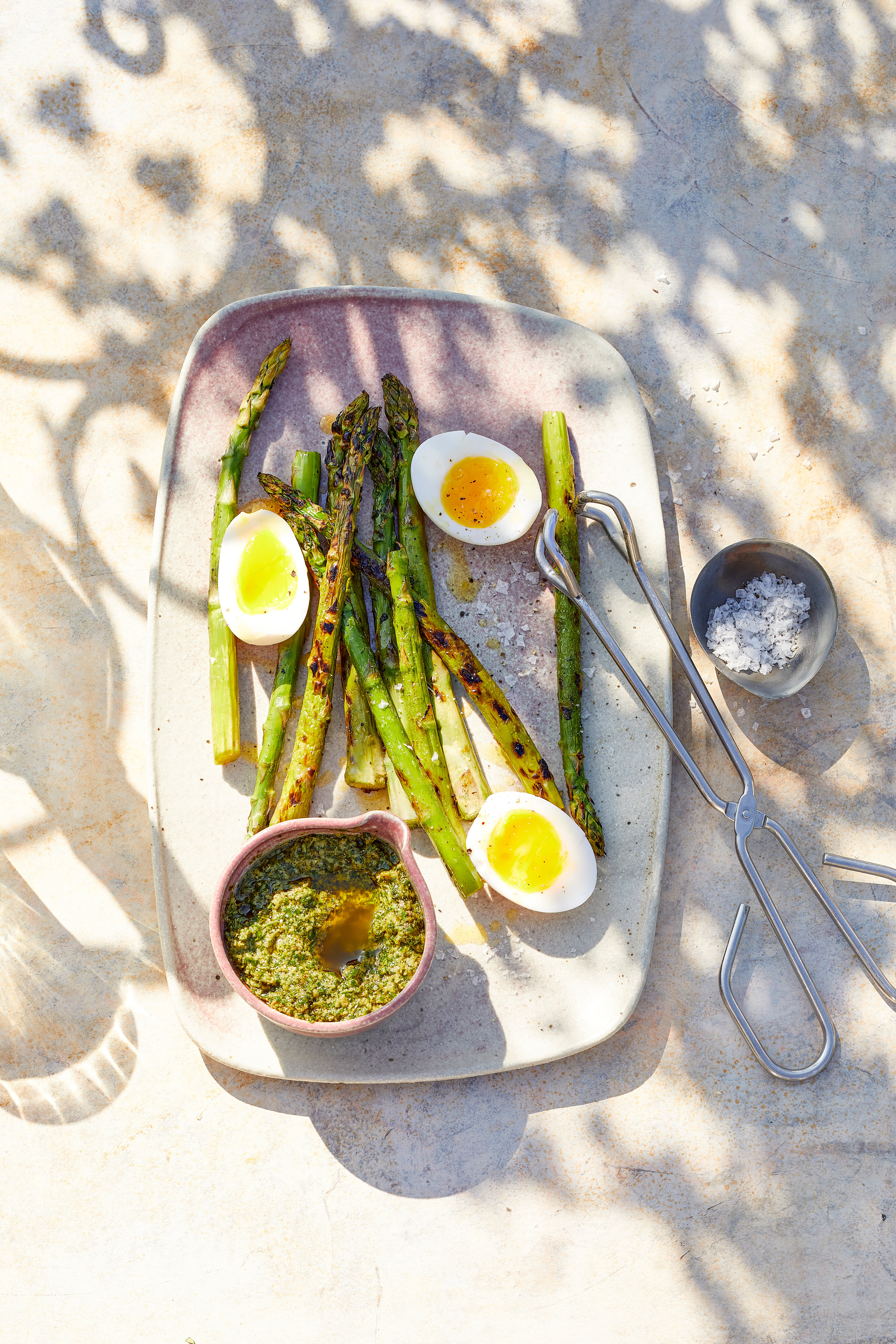 Gegrilde groene asperges met salsa verde