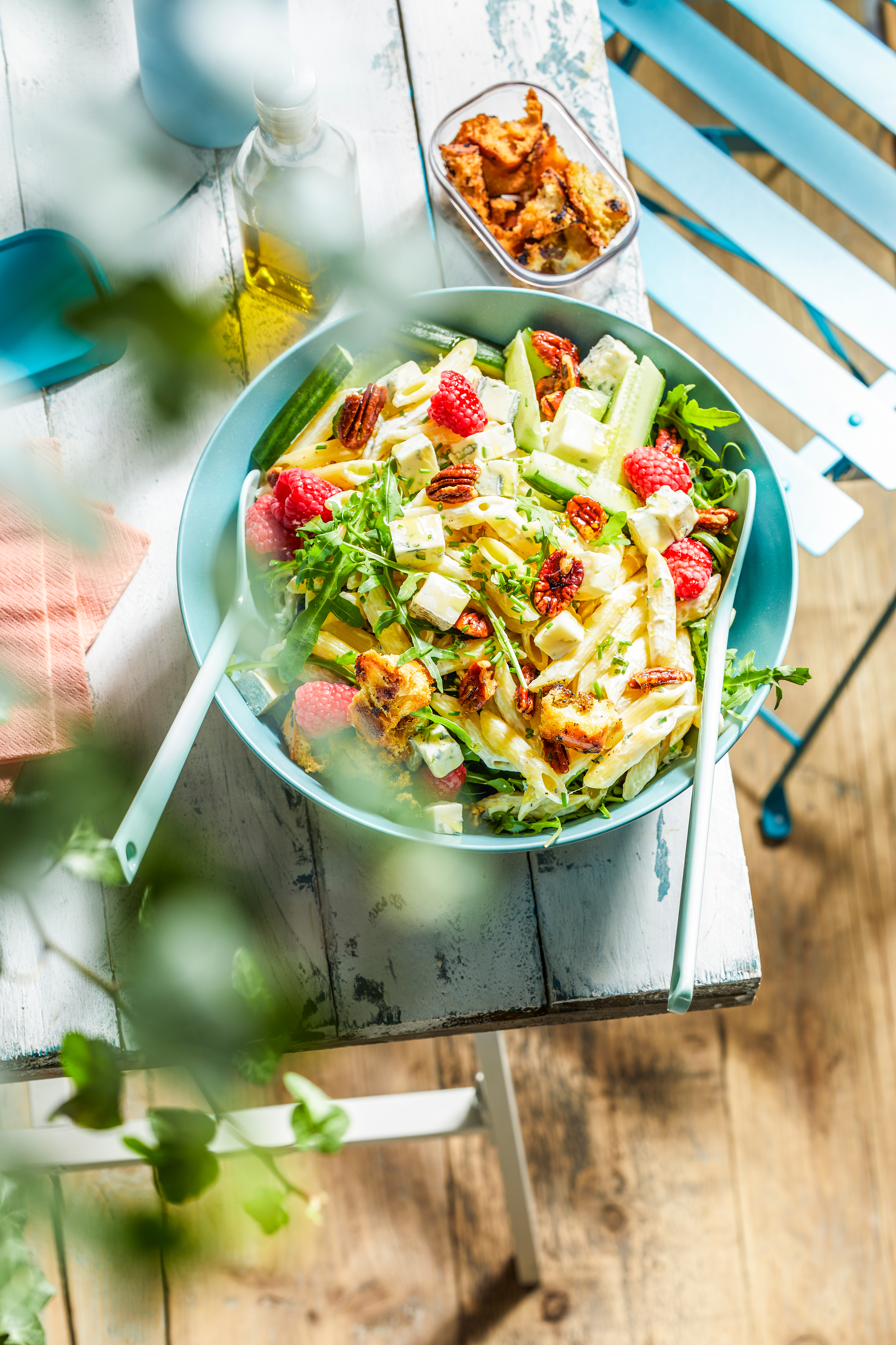 Pastasalade met gorgonzola, frambozen en basilicumcroutons