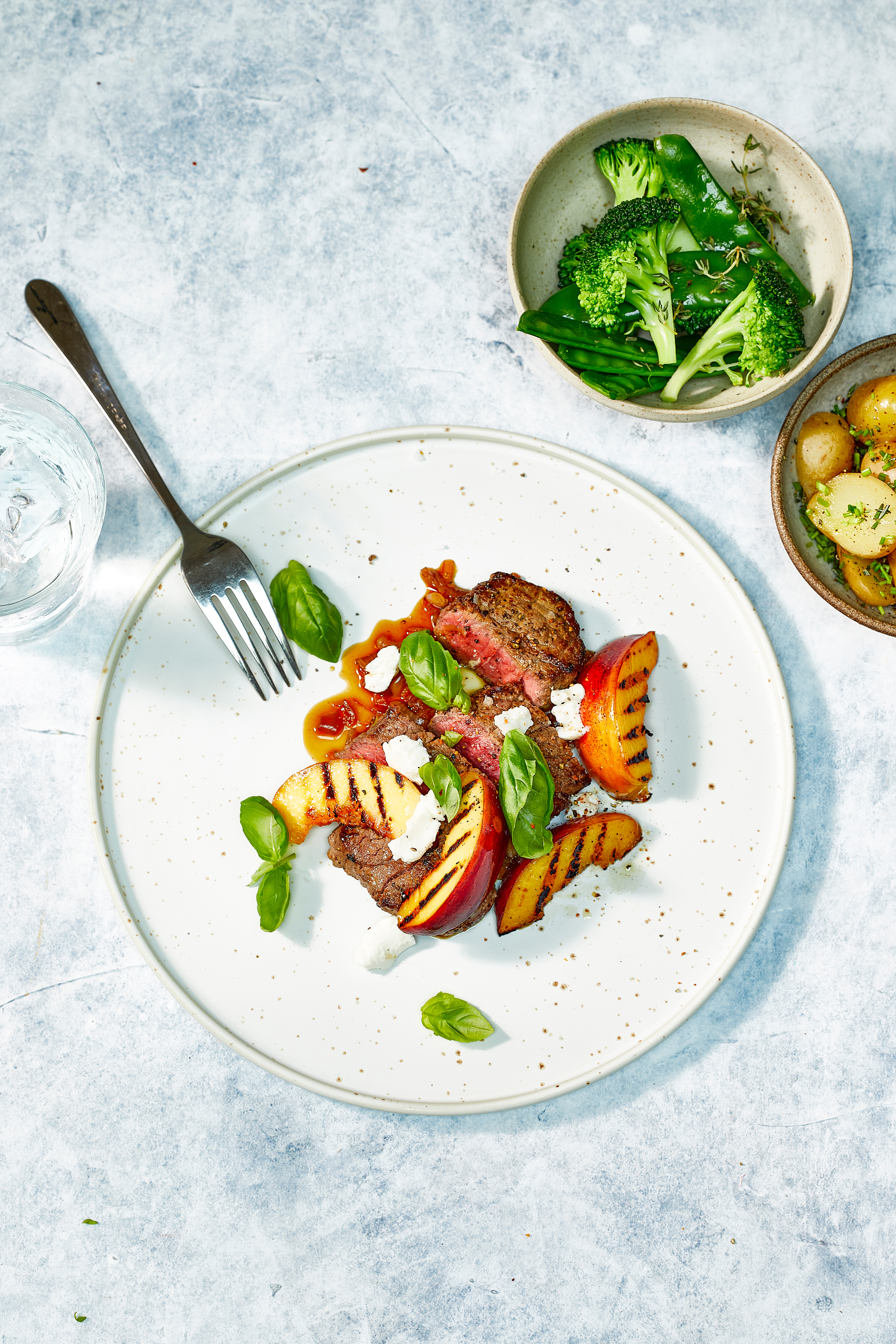 Biefstuk met balsamicojus, gegrilde nectarine en geitenkaas