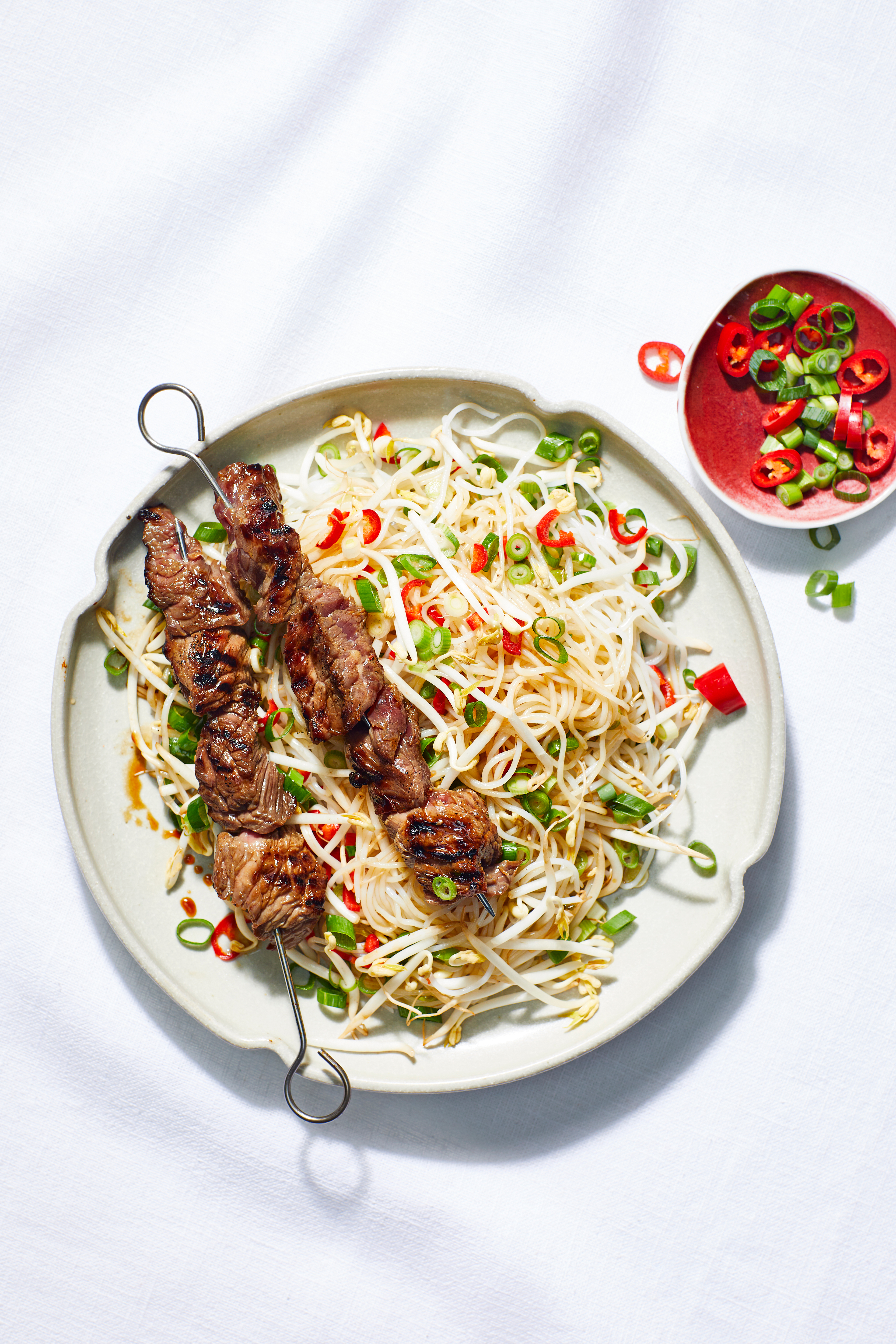 Beef teriyaki-spies met noedelsalade