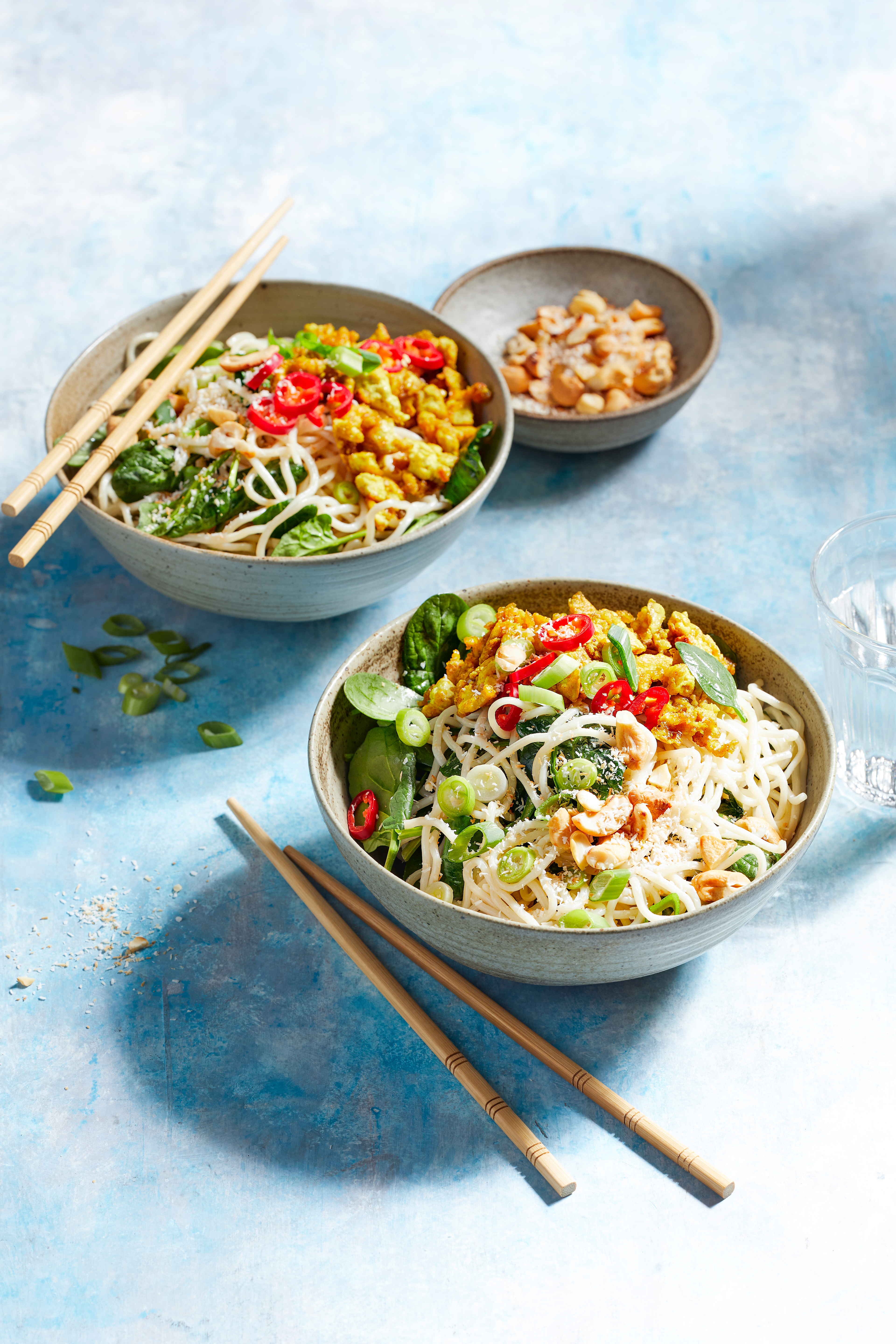 Noedelsalade met spinazie en kerrie-tofu