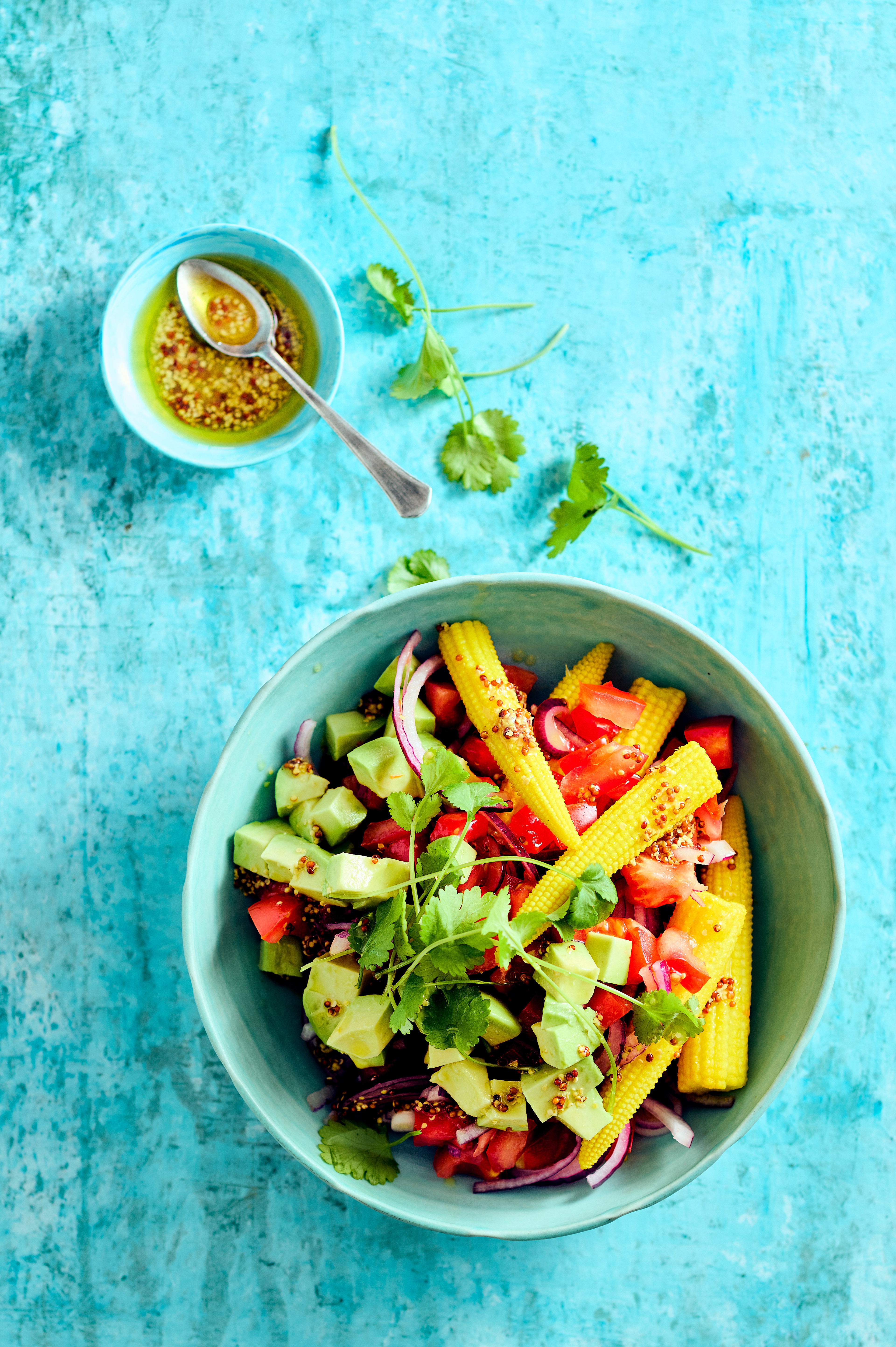 Babymais-salade met avocado en korianderdressing