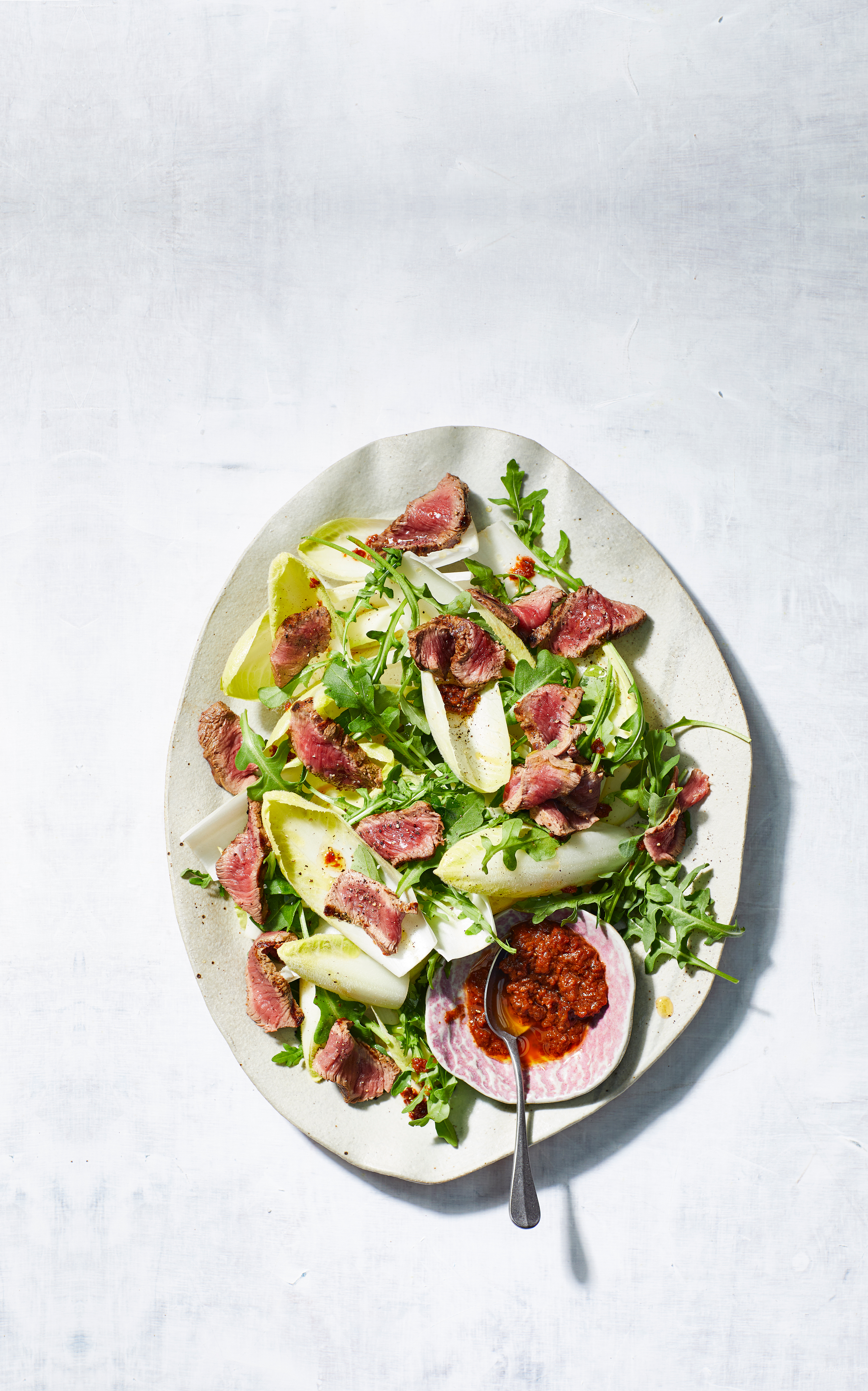Salade met geroosterde biefstuk en tomatendressing