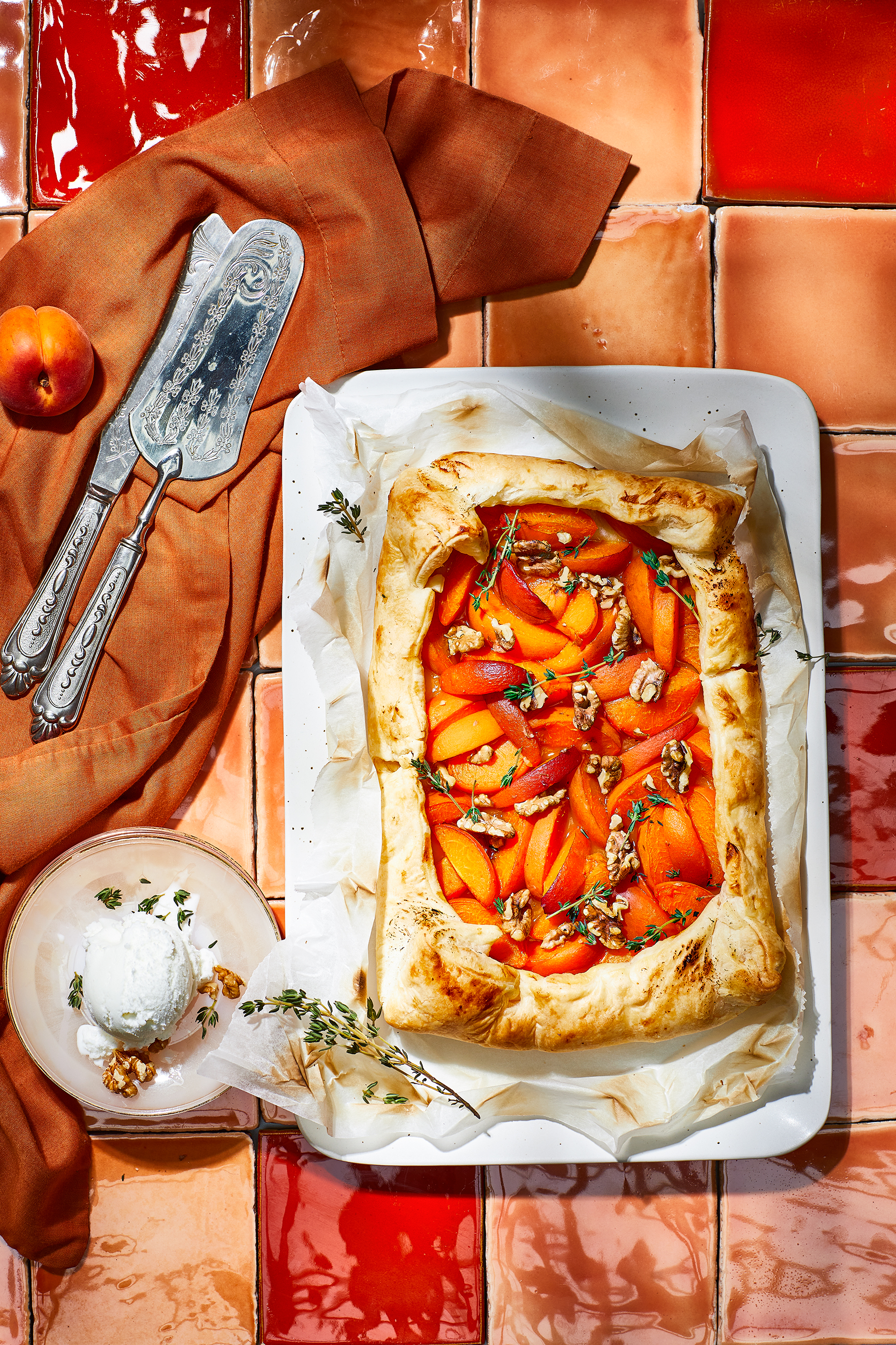 Abrikozen-walnotengalette met yoghurtijs