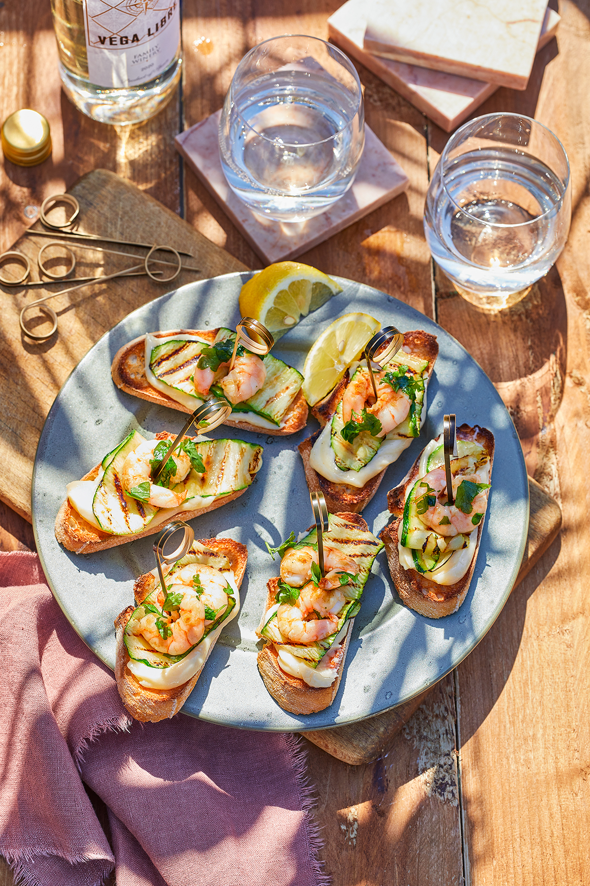 Pintxo's met aioli, gegrilde courgette en citroengarnalen