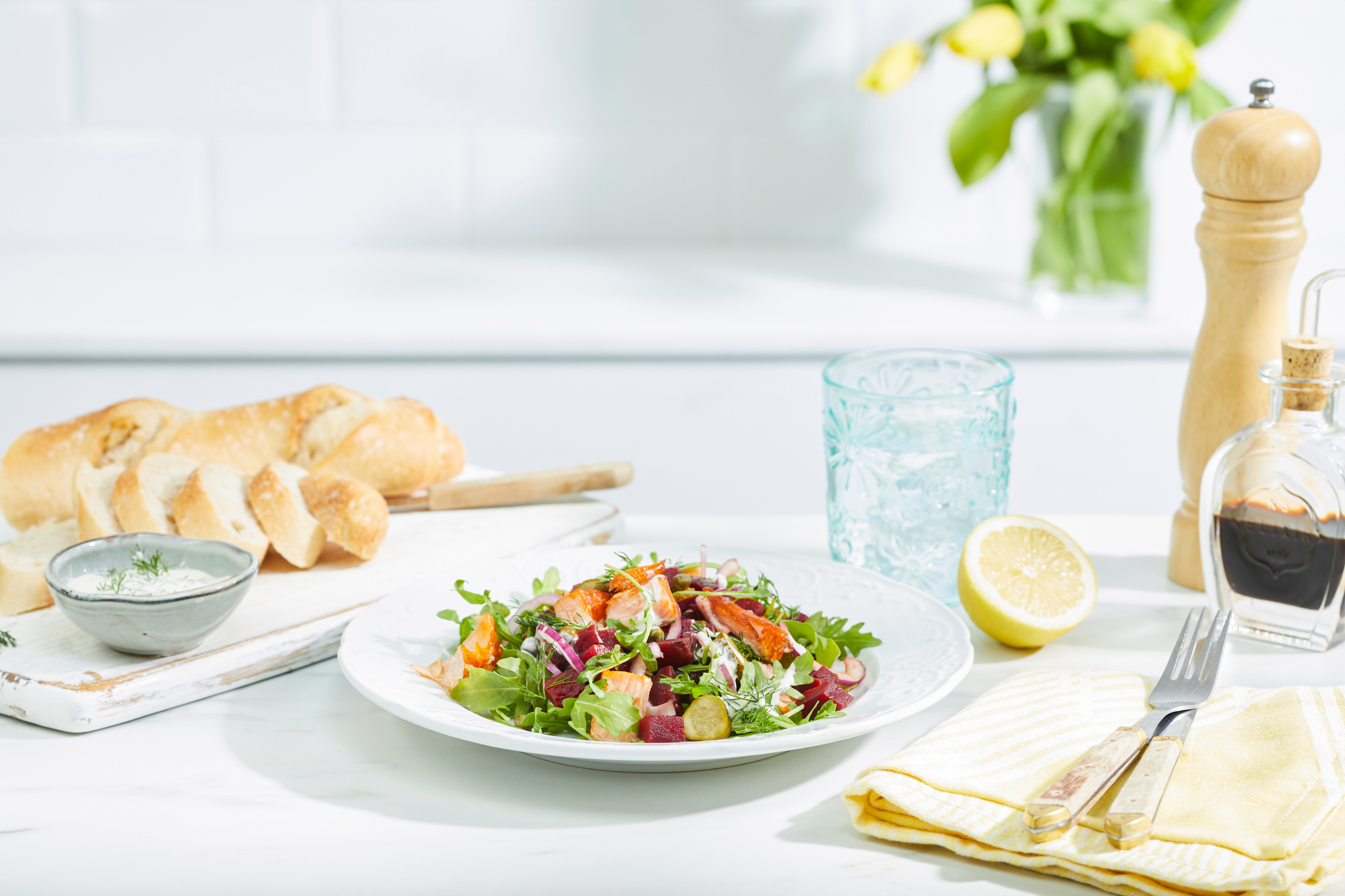 Salade met biet, zalm en romige yoghurtdressing