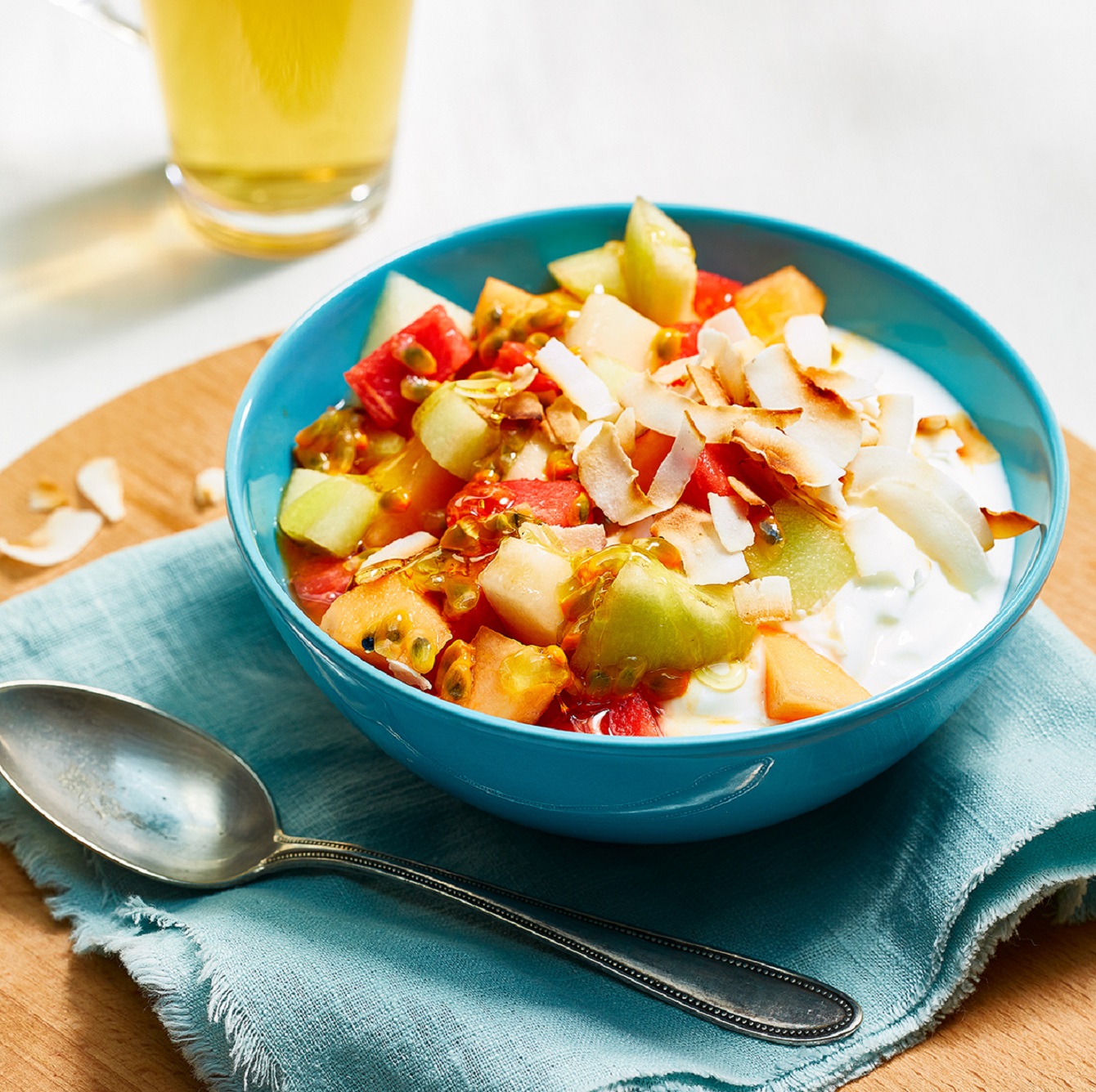 Ontbijtbowl met meloen, kwark en passievrucht