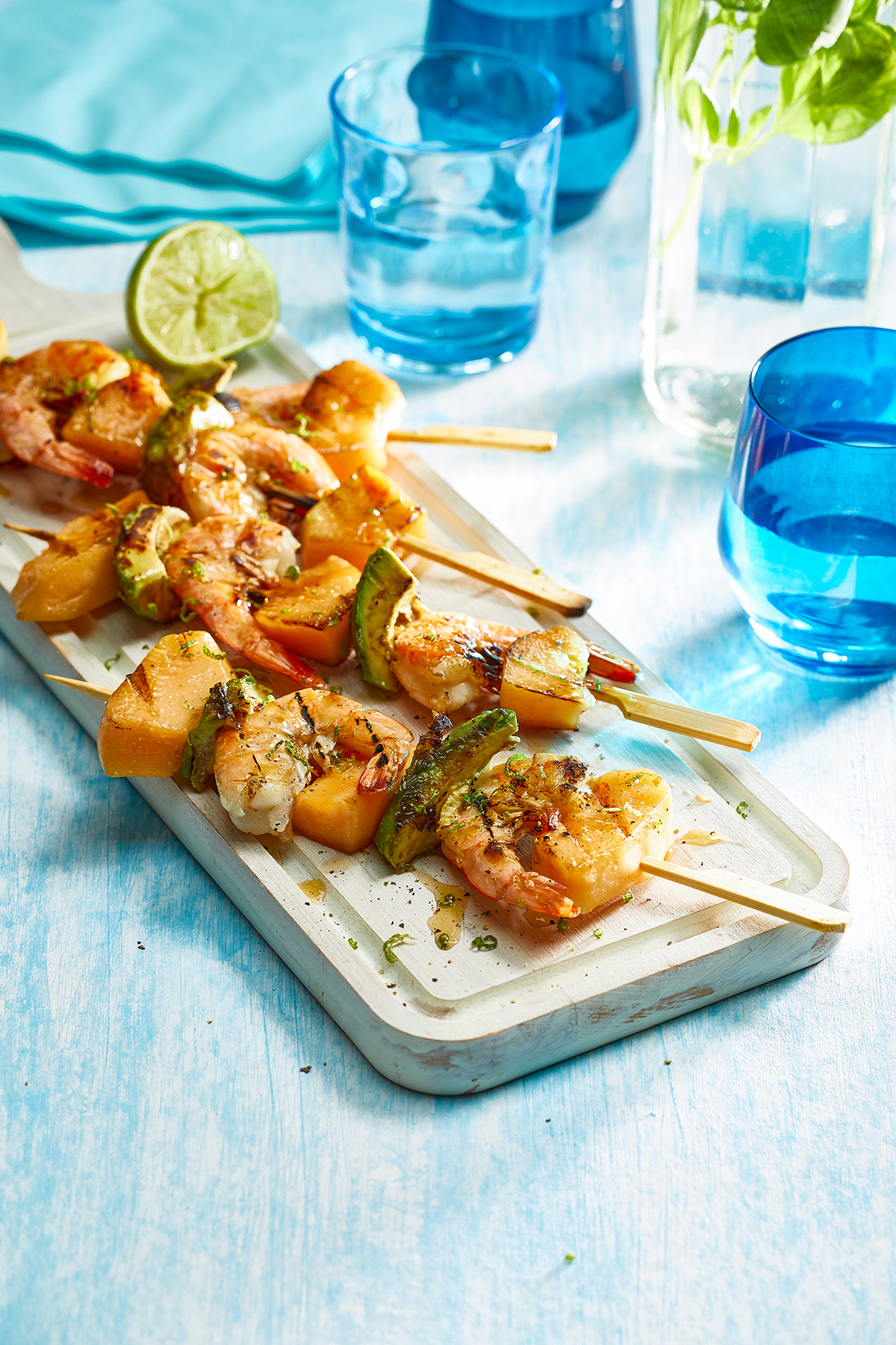 Spiesen met gegrilde meloen, garnalen en avocado