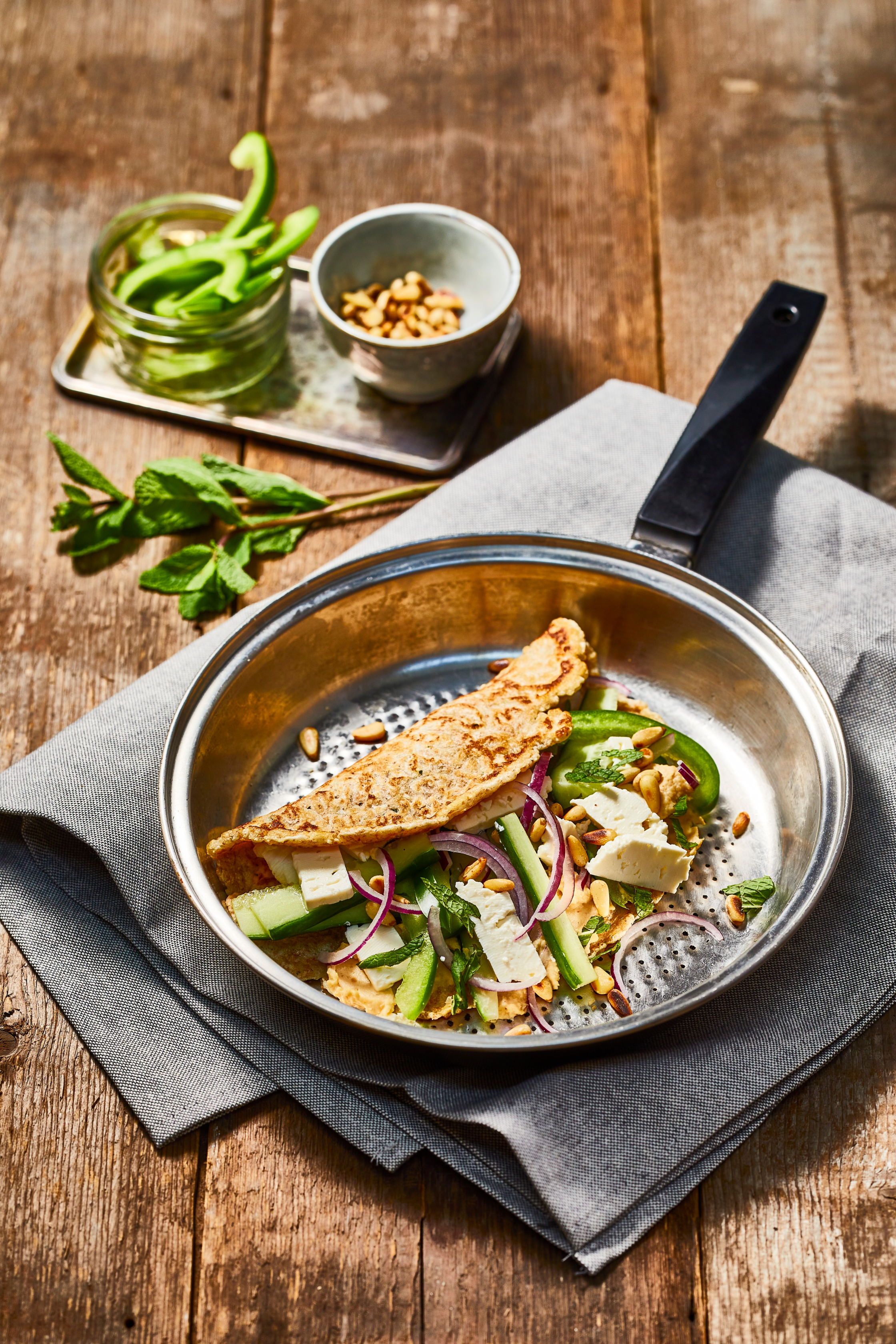 Pannenkoekwrap met hummus, feta en groenten