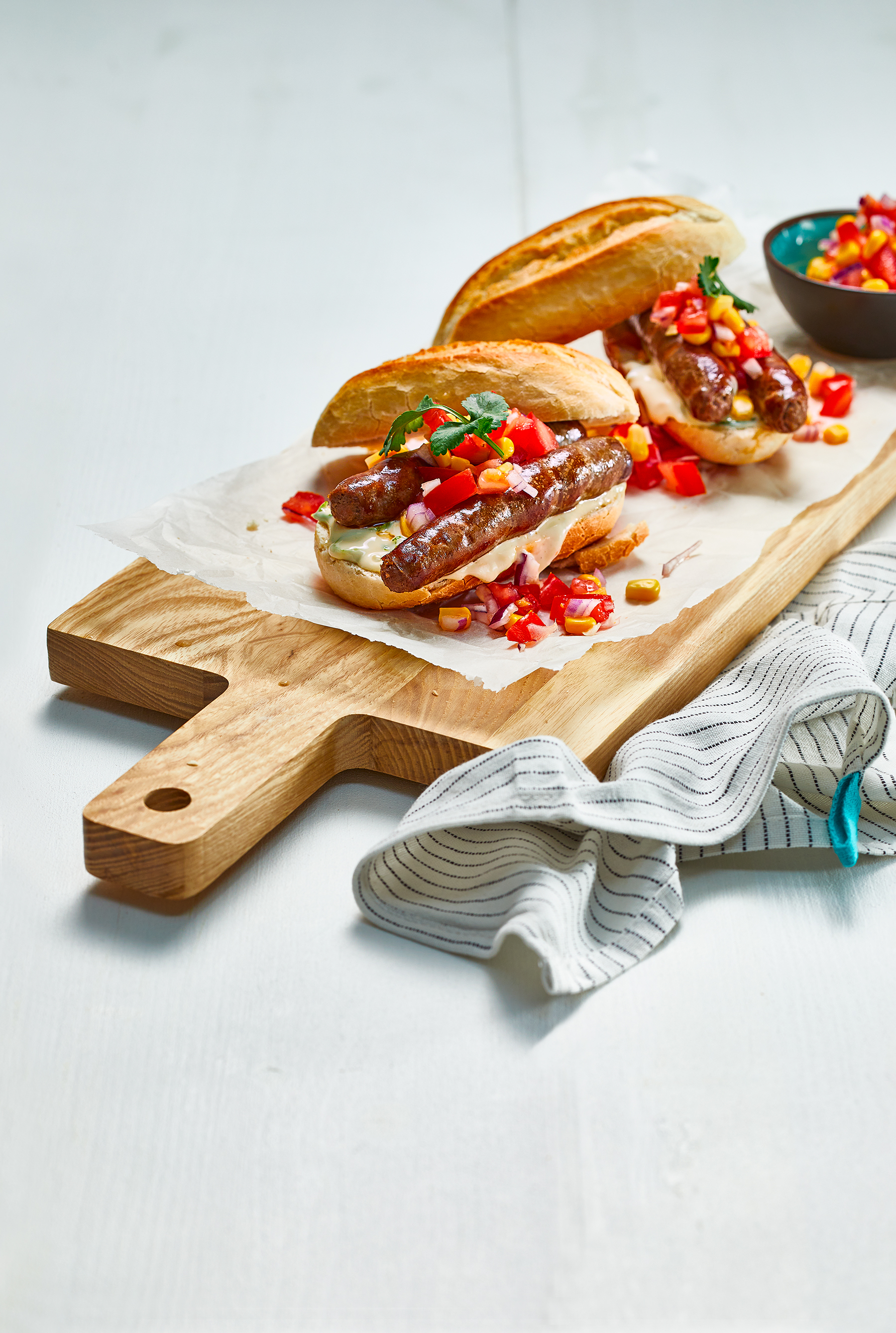 Cold dogs met tomaten-maissalsa en limoenmayo