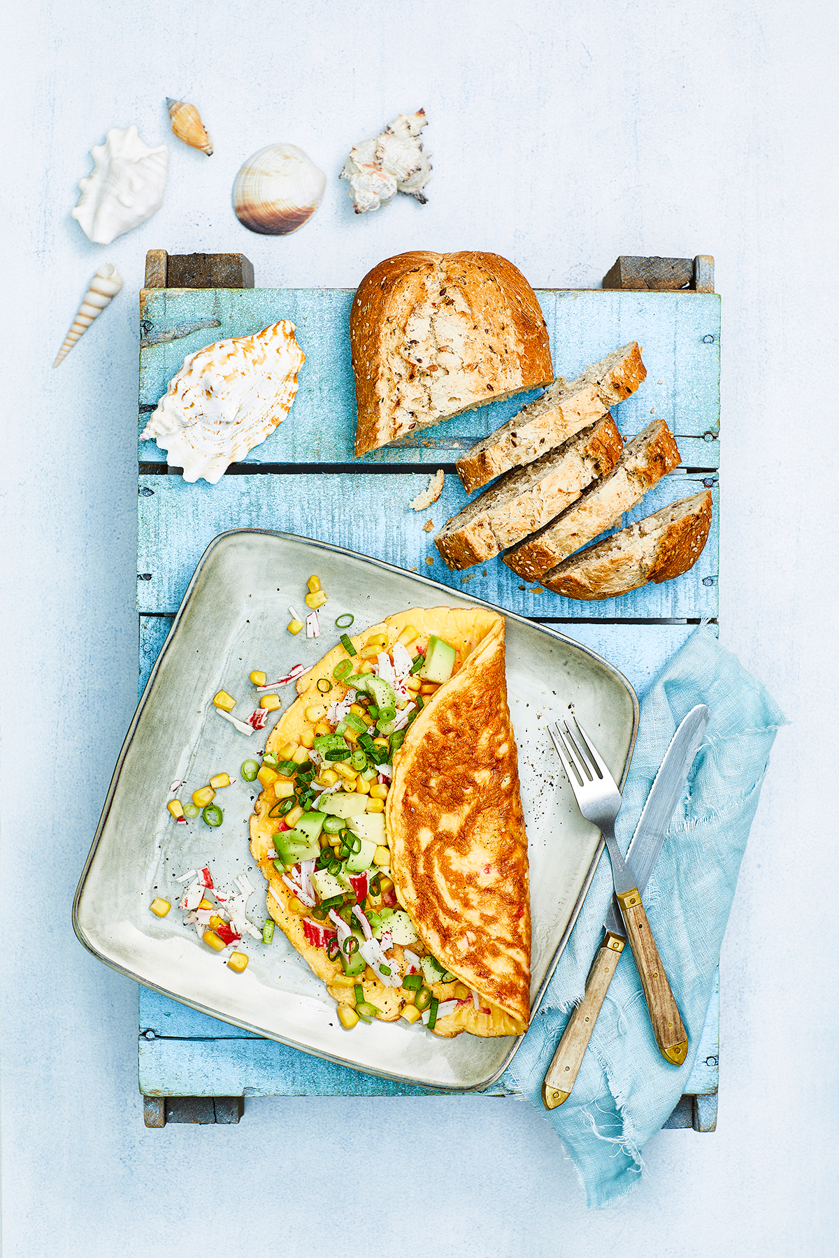 Omelet met krabsticks en avocado