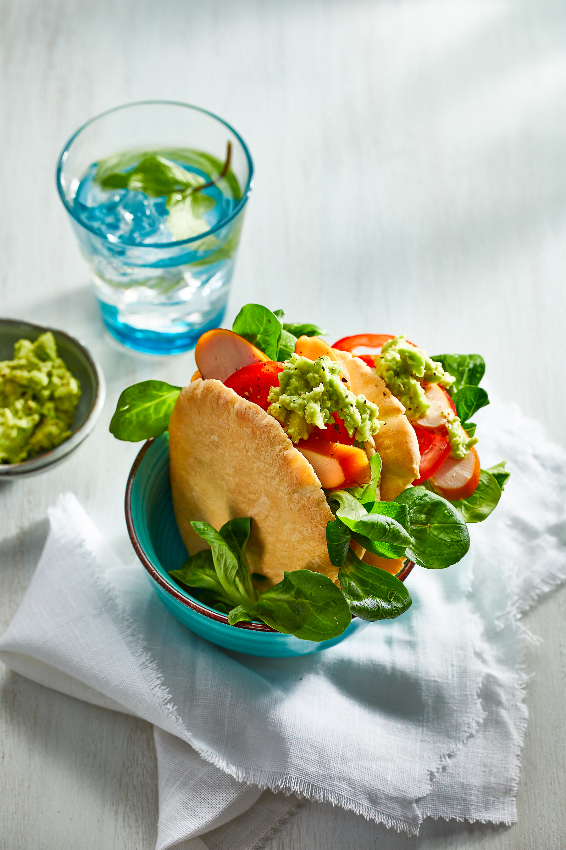 Pitabroodje met gerookte kip en guacamole