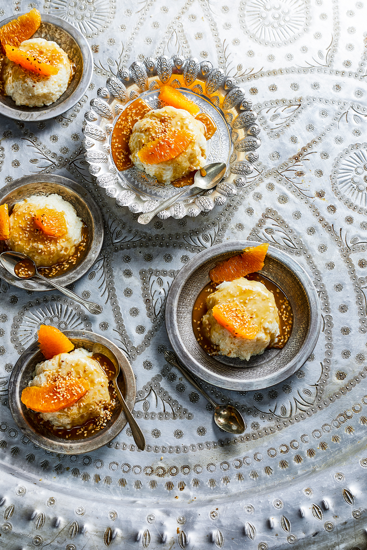 Vanillerijst-timbaaltje met sinaasappel en karamel-sesamsaus