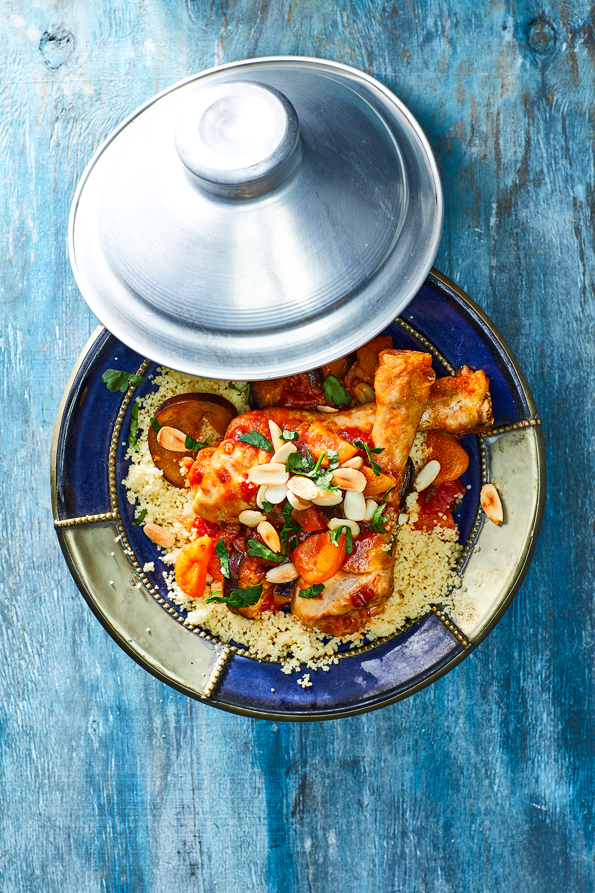 Drumsticks met aubergine, abrikozen en amandel