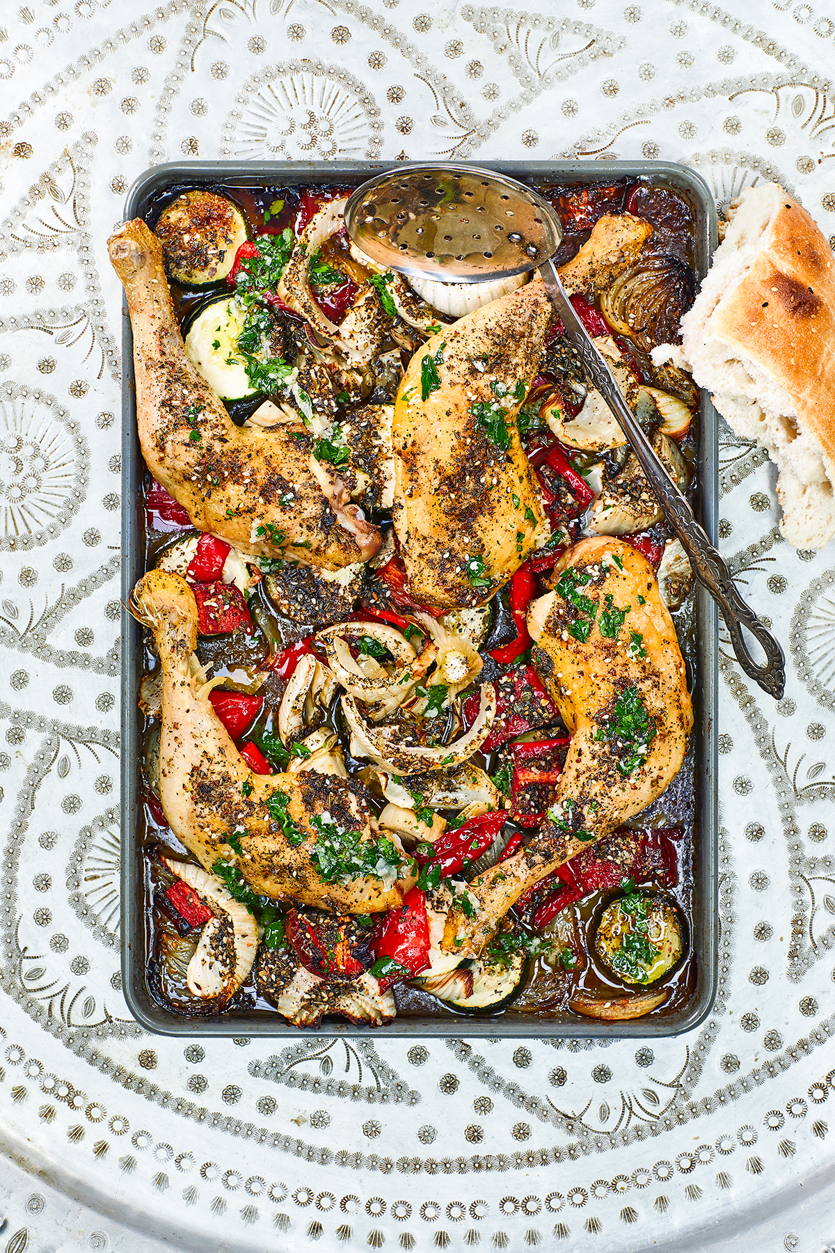 Kip met za'atar en kruidendressing