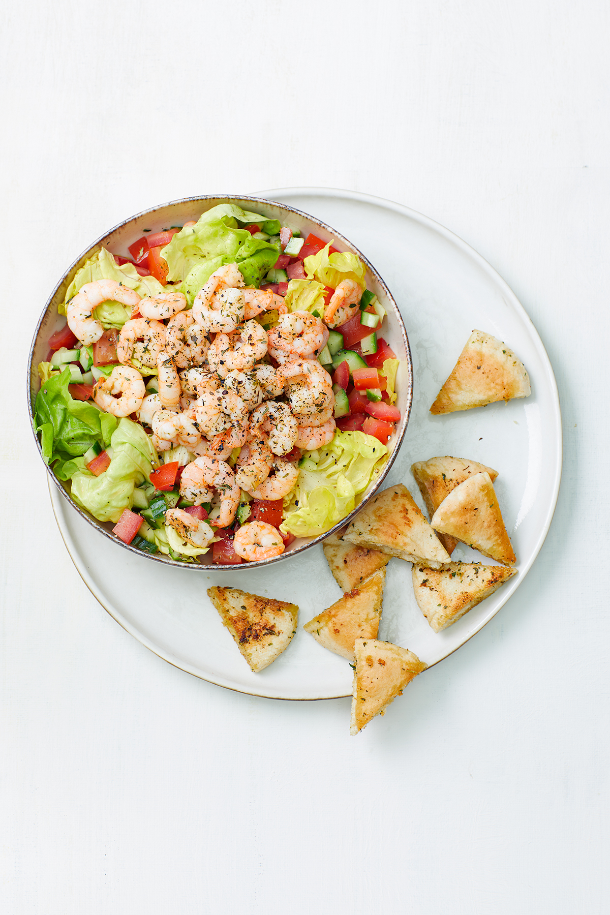 Fattoush met knoflookgarnalen