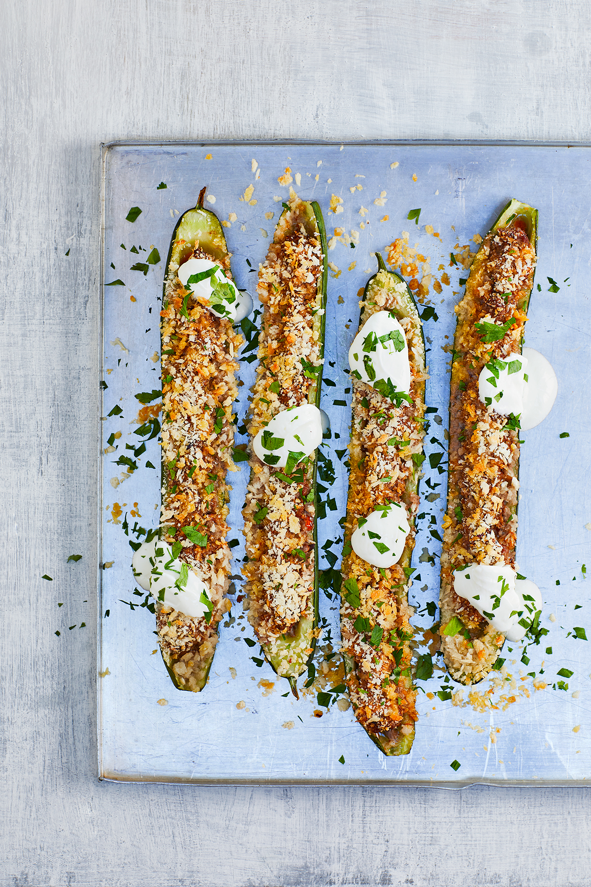 Gevulde komkommers met pikant gehakt