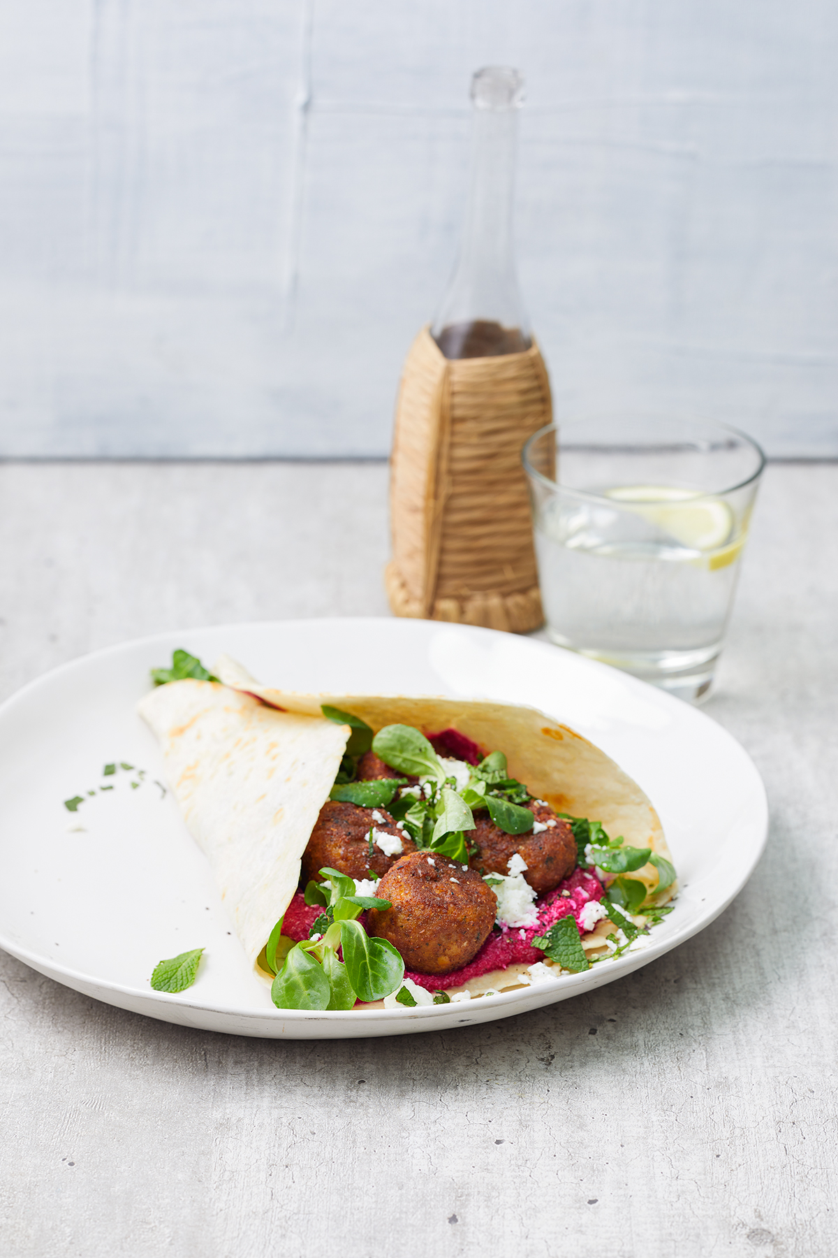 Falafelwrap met bieten-fetaspread