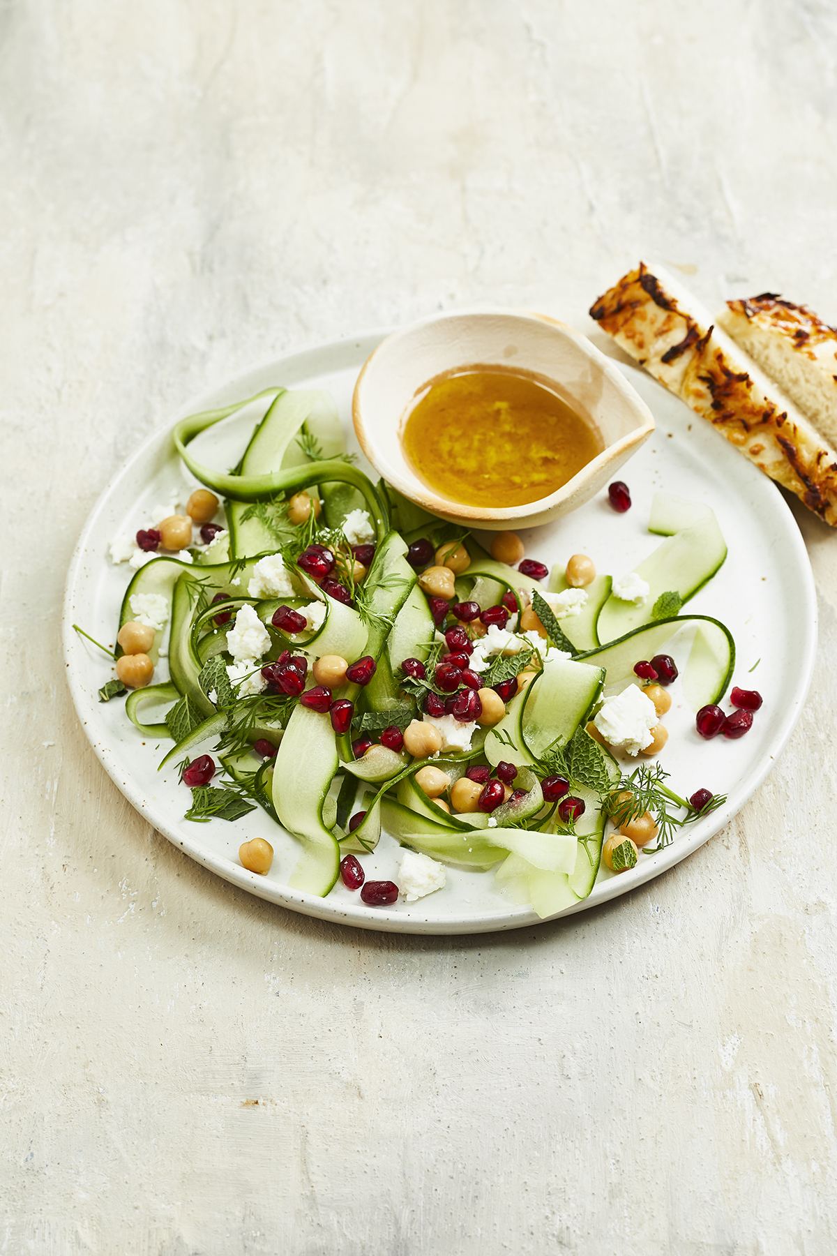 Salade van komkommerlinten, kikkererwten en feta