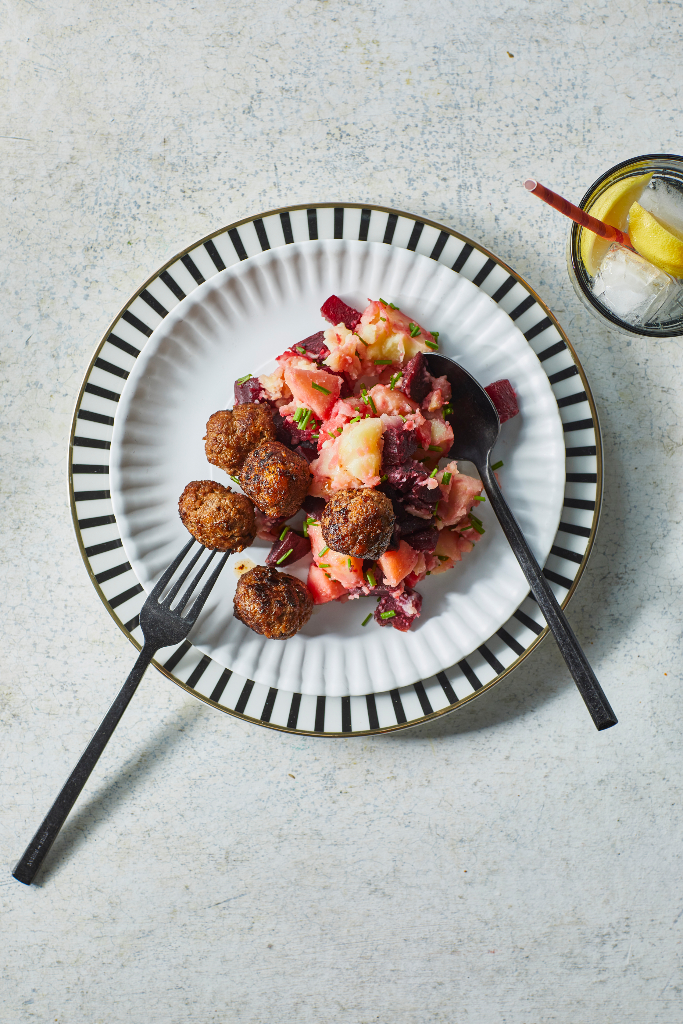 Bietjesstamppot met appel en gehaktballetjes