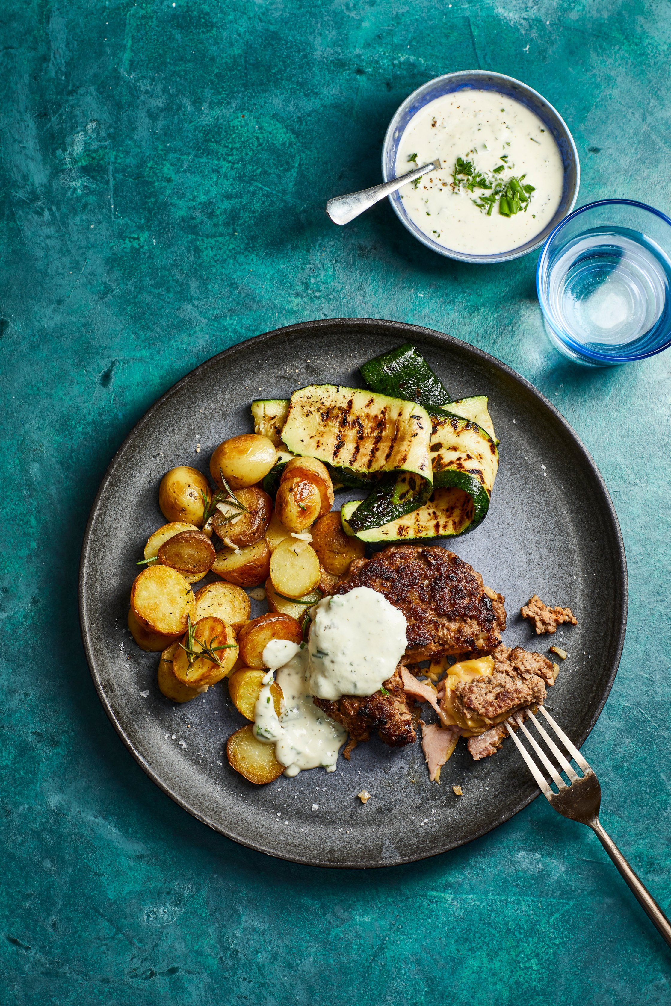 Gehakt-cordon bleu met tuinkruidensaus