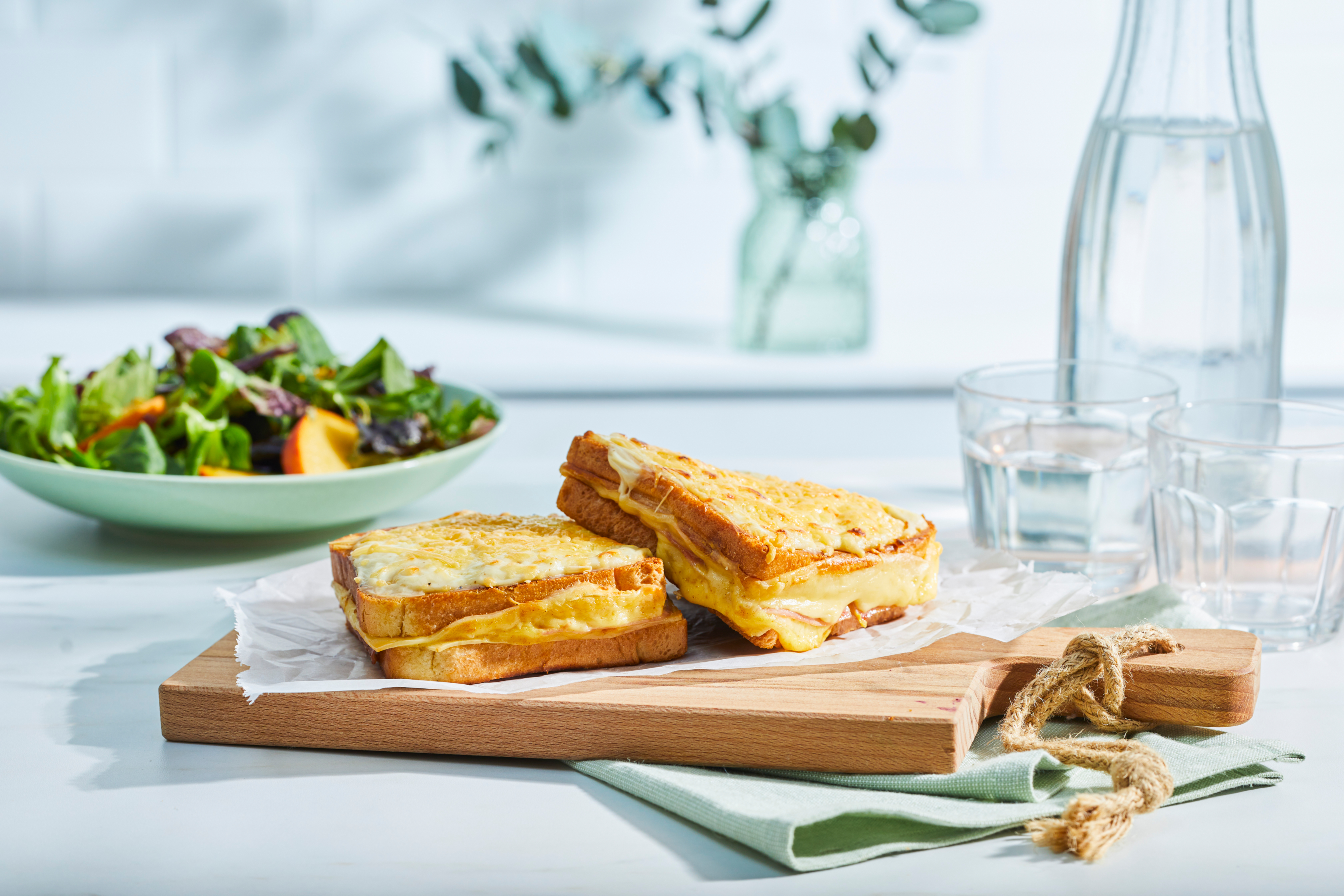 Croque monsieur met bechamelsaus