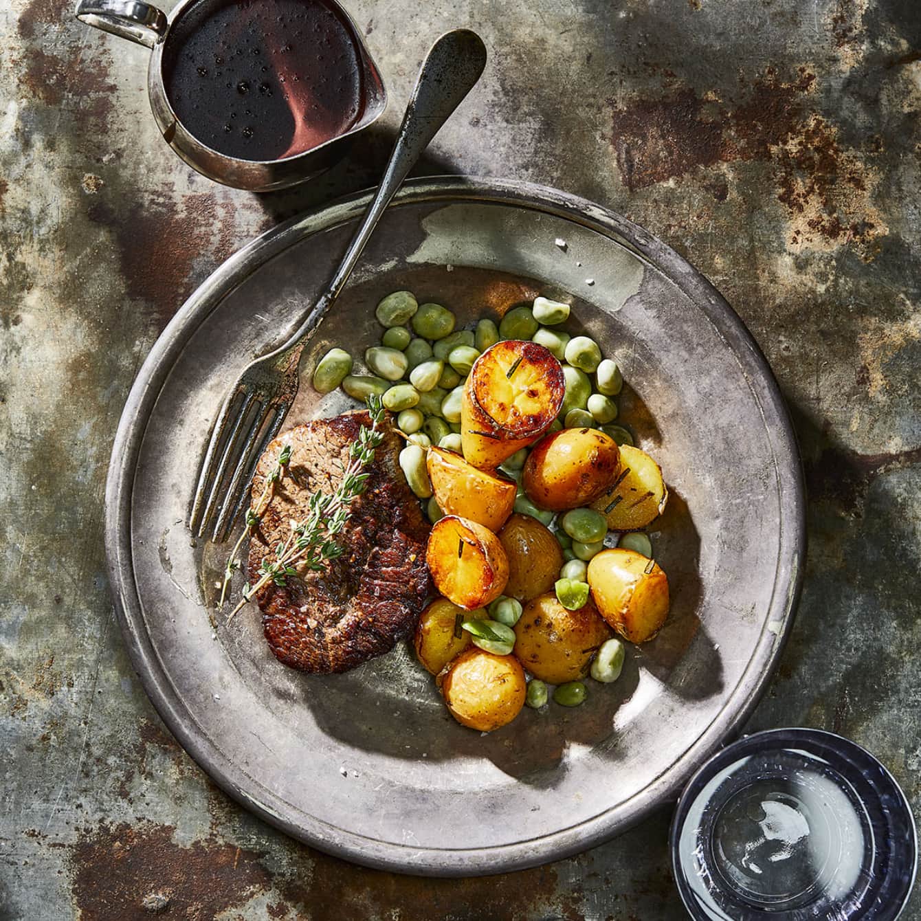 Biefstuk met rodewijnsaus en rozemarijnkrieltjes