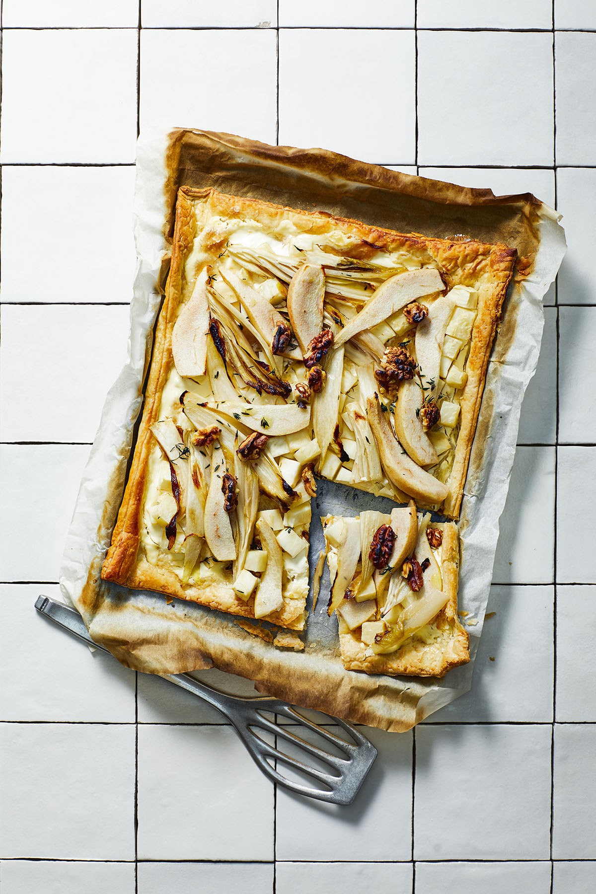 Witloftaart met knolselderij en noten