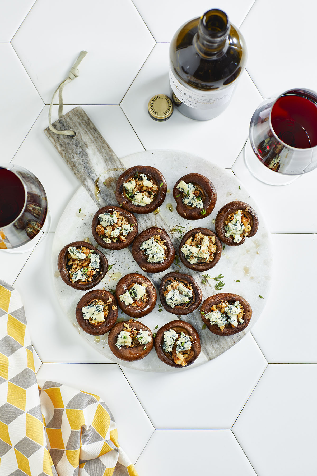 Gevulde champignons met walnootpesto en blauwe kaas