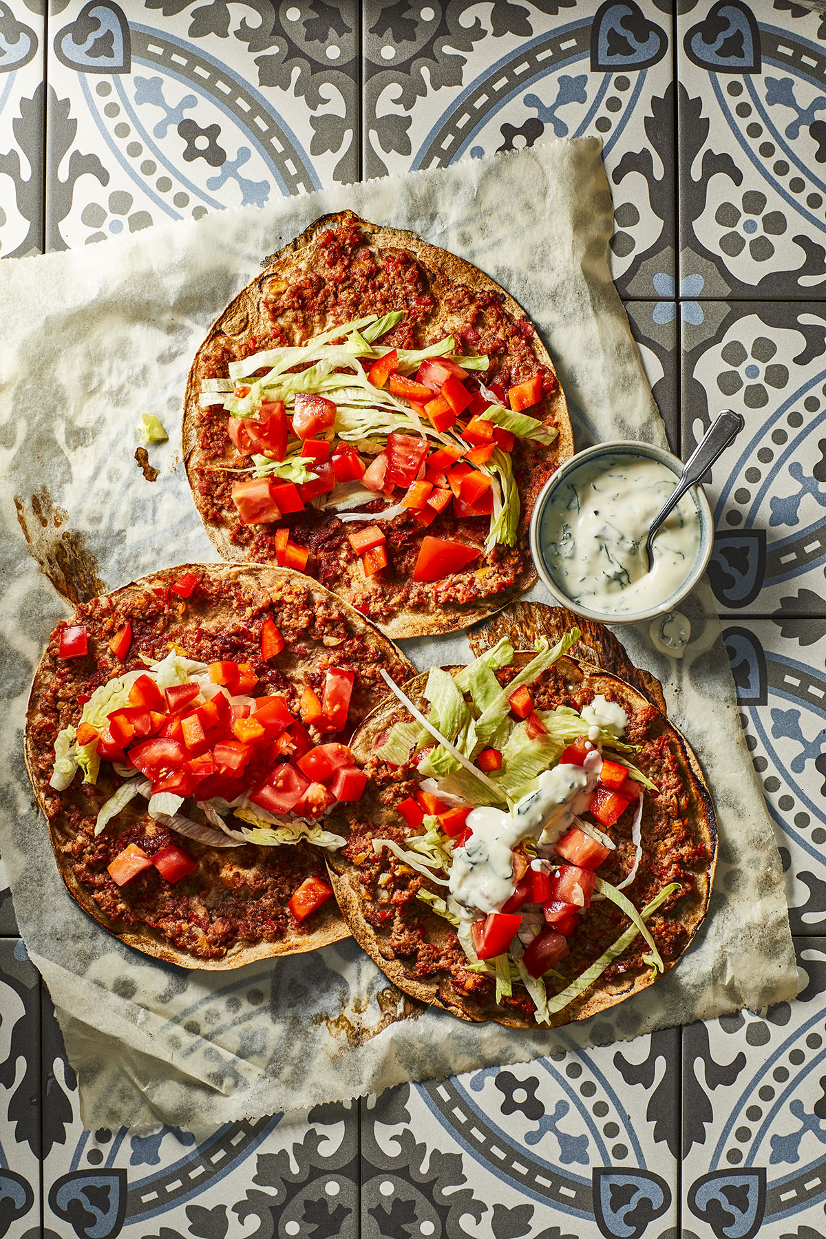 Turkse pizza met yoghurt-muntsaus